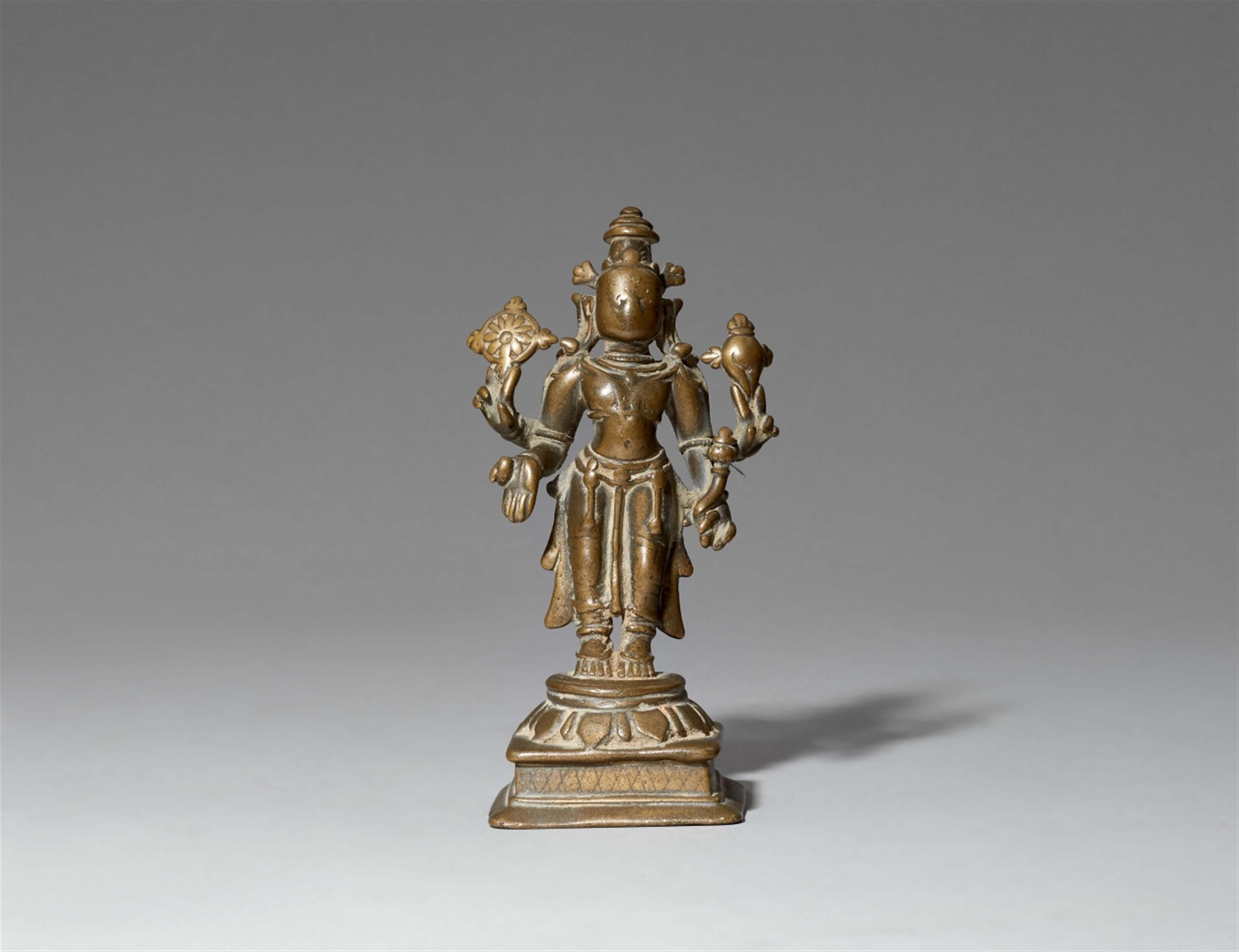 Vishnu. Gelbguss. Maharashtra. 17./19. Jh. - image-1