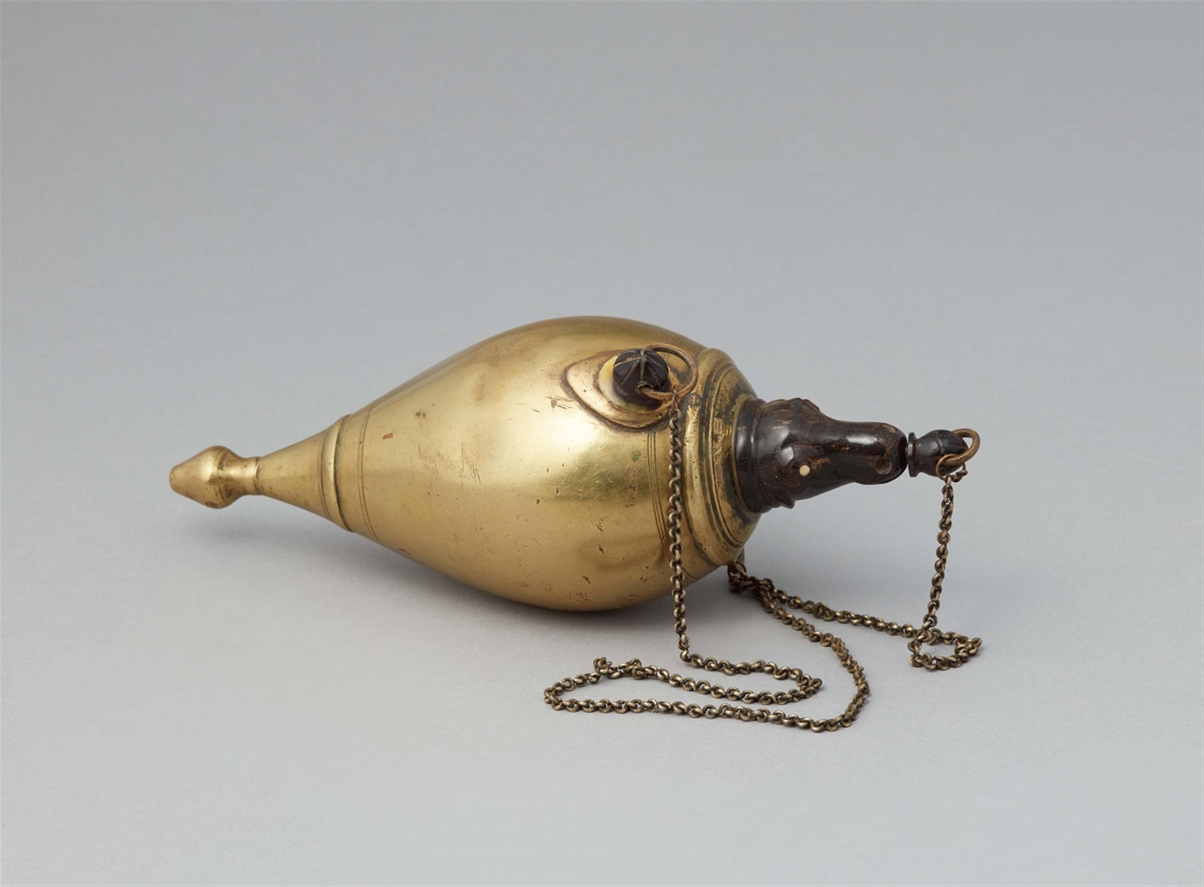 A Central Indian brass and horn powder flask. 19th century - image-1