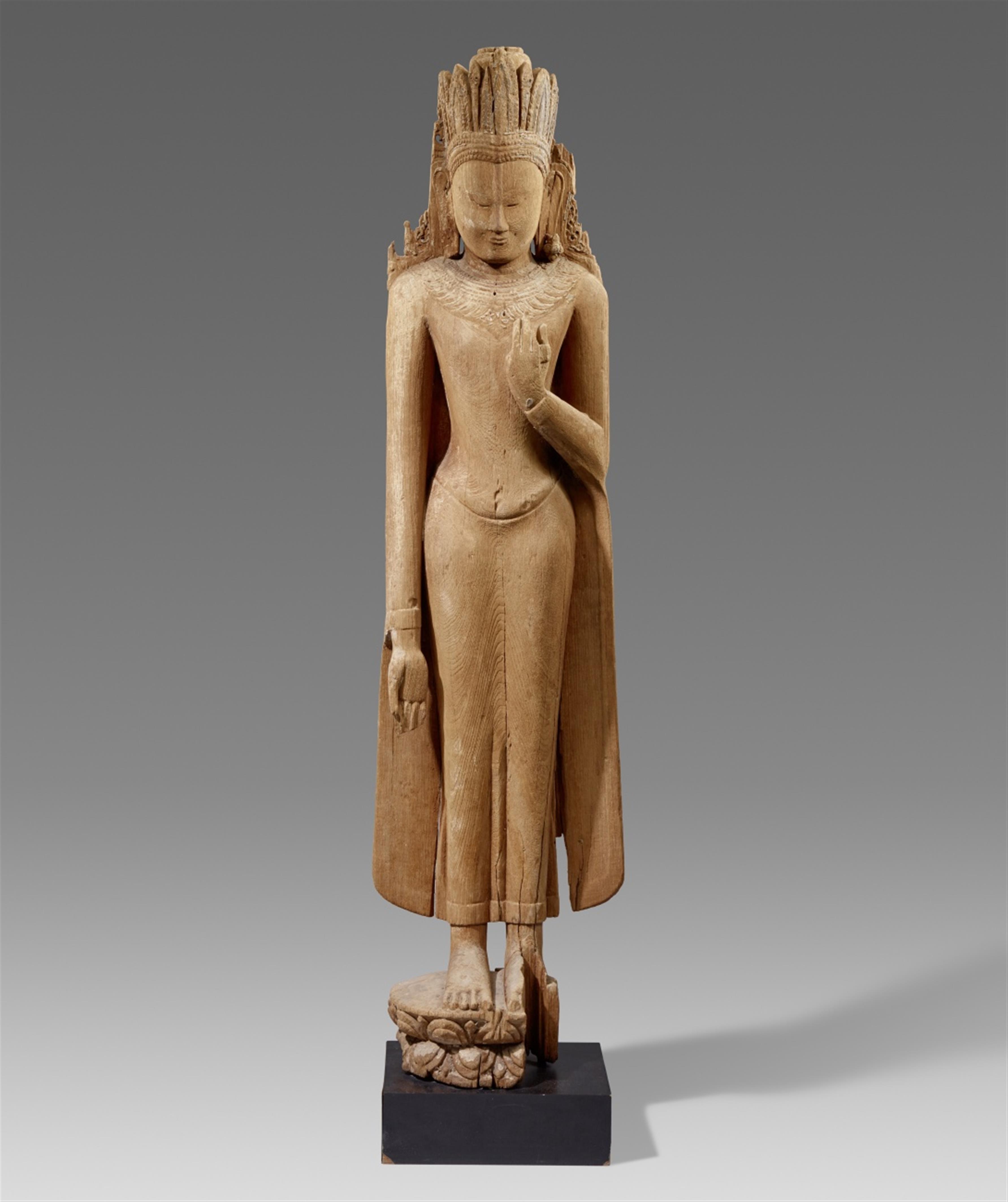 Sehr große Figur eines bekrönten und geschmückten Buddha. Teak-Holz. Birma, Pagan. 12./13. Jh. - image-1