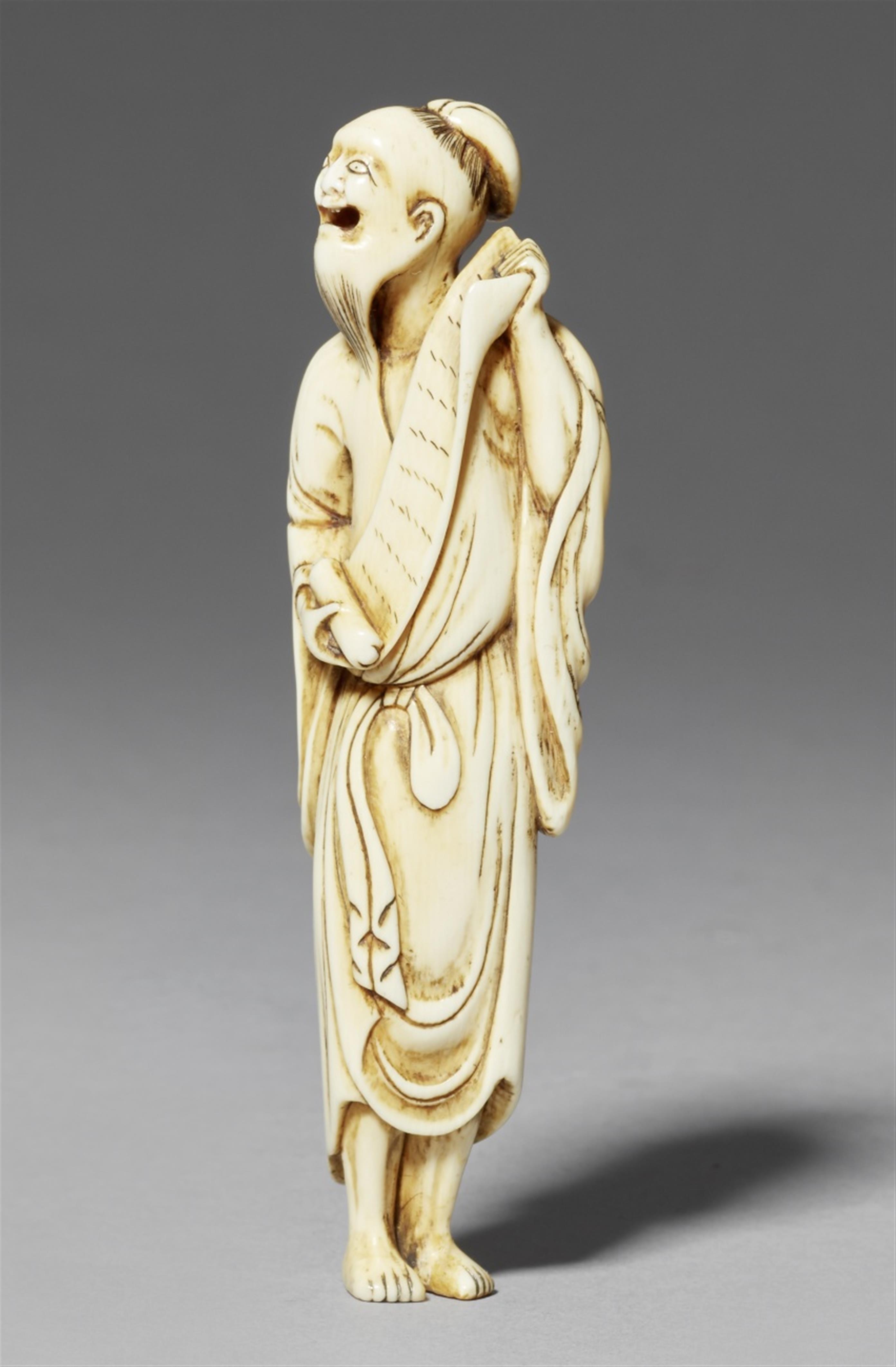 A tall ivory netsuke of a sennin holding a scroll. Late 18th century - image-1