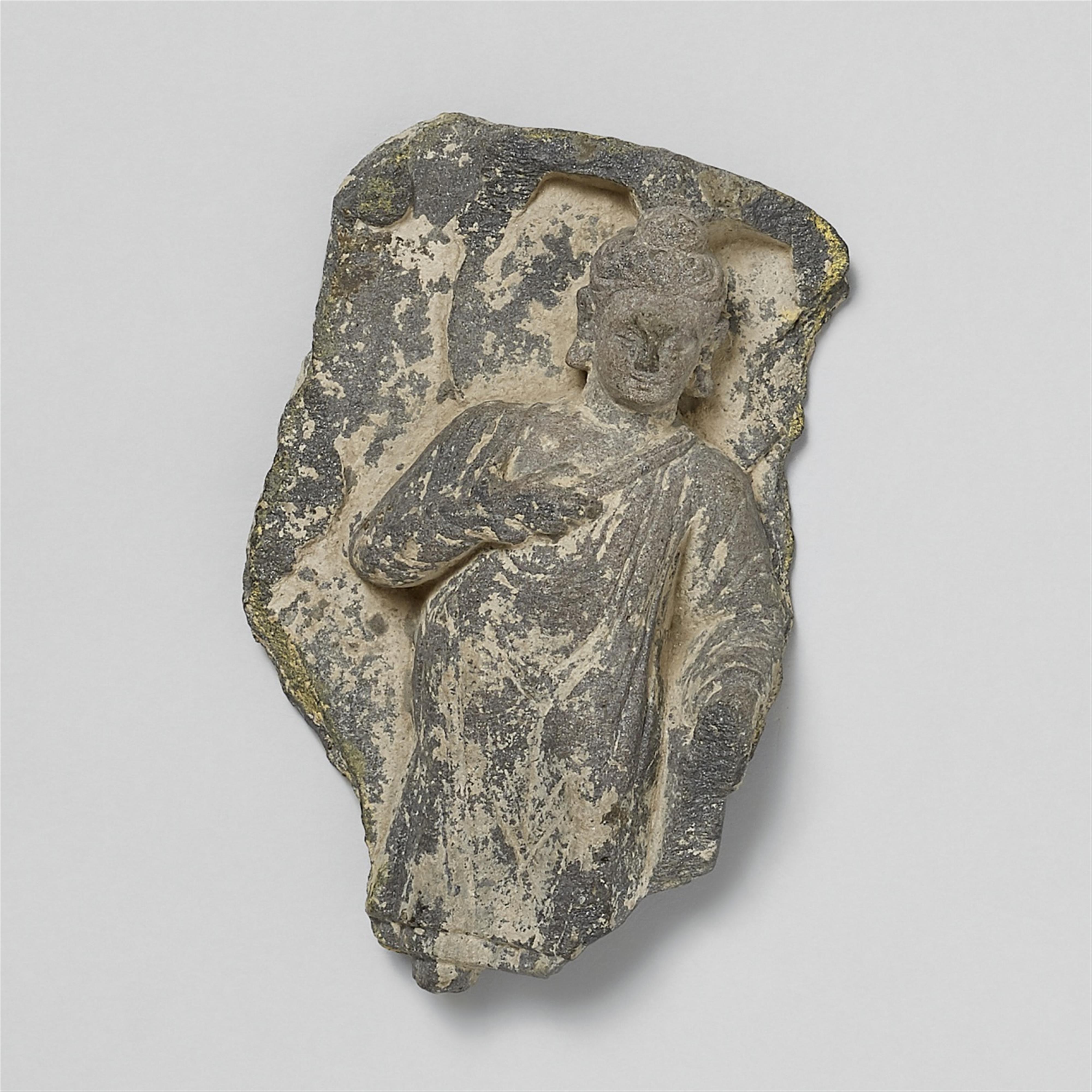 Architekturfragment. Grauer Schist mit Lehmspuren. Pakistan, Gandhara. 2./3. Jh. - image-1