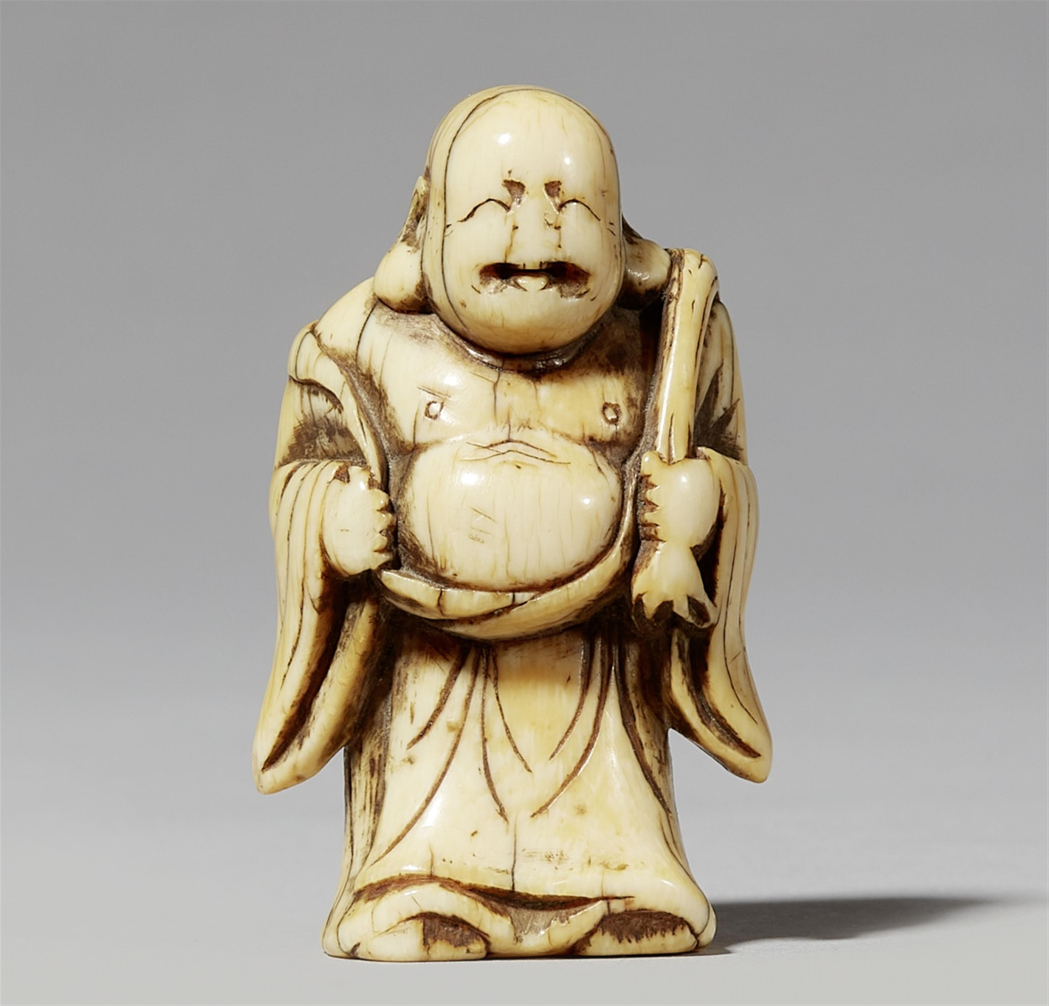 An ivory netsuke of Hotei. Late 17th / early 18th century - image-1