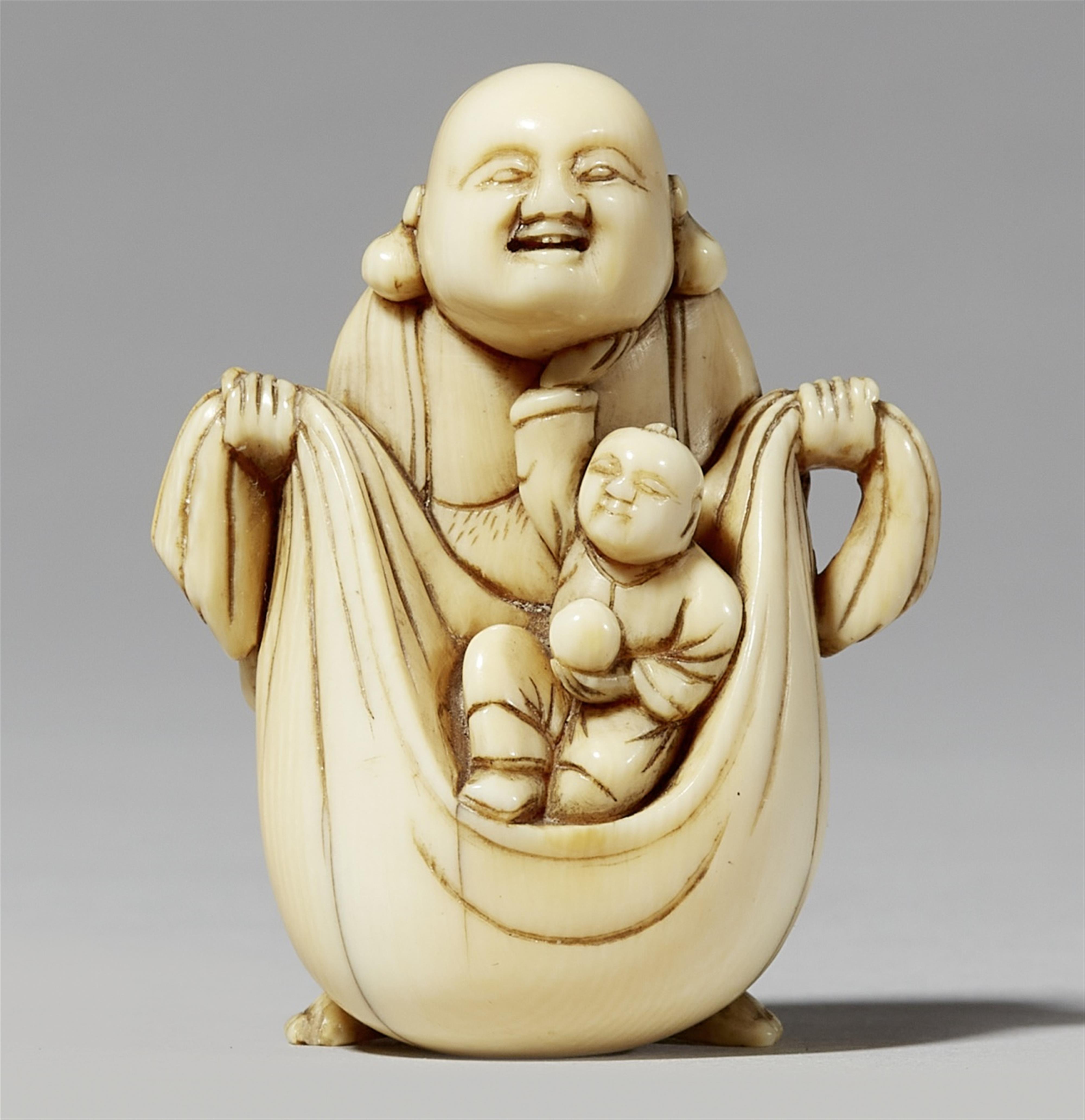 An ivory netsuke of Hotei with a karako. Early 19th century - image-1