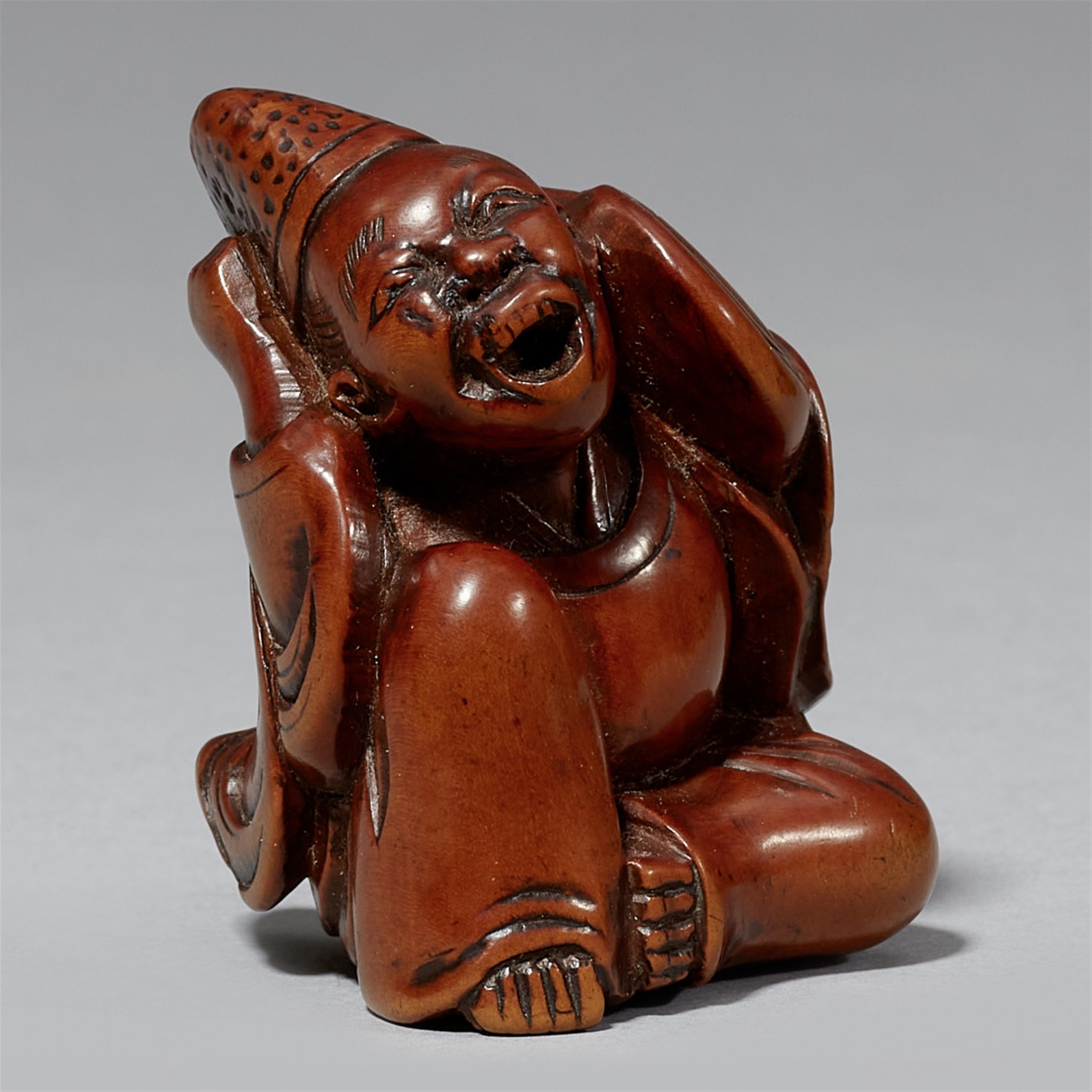 A large boxwood netsuke of a screaming court servant (eji). First half 19th century - image-1