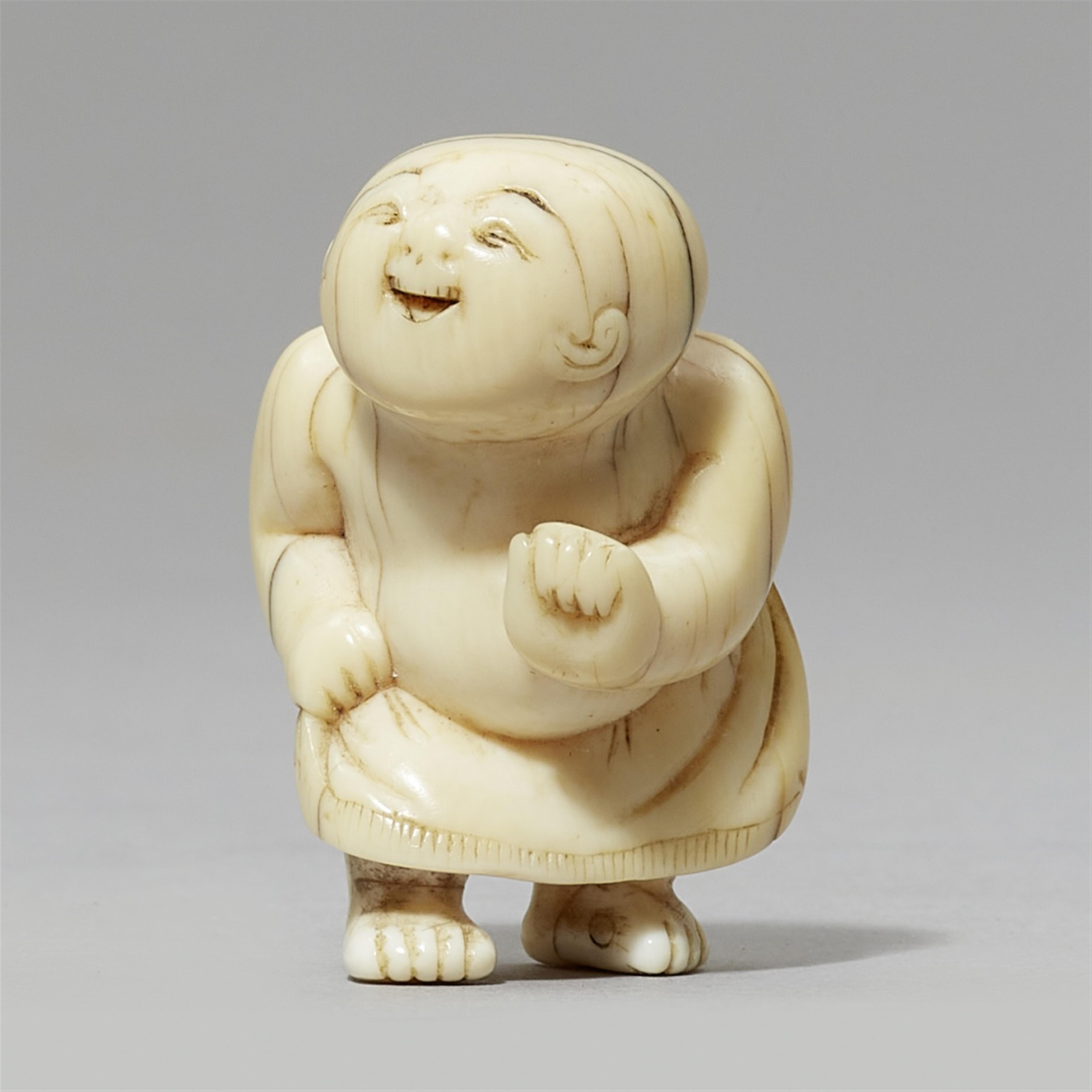 A rare ivory netsuke of a boy sumô wrestler. Early 19th century - image-1