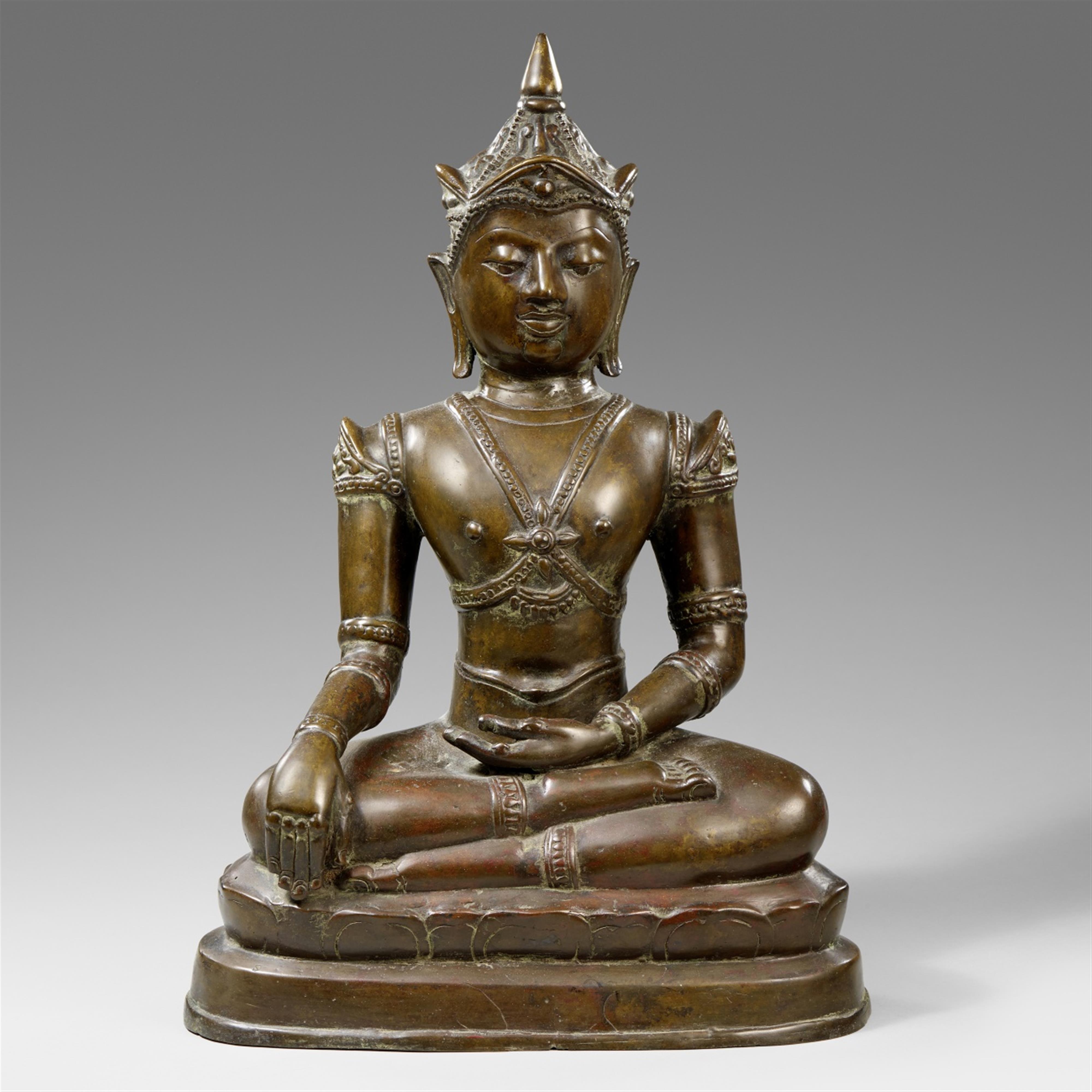 A Northern Thai bronze crowned and bejeweled Buddha. 17th century or later - image-1