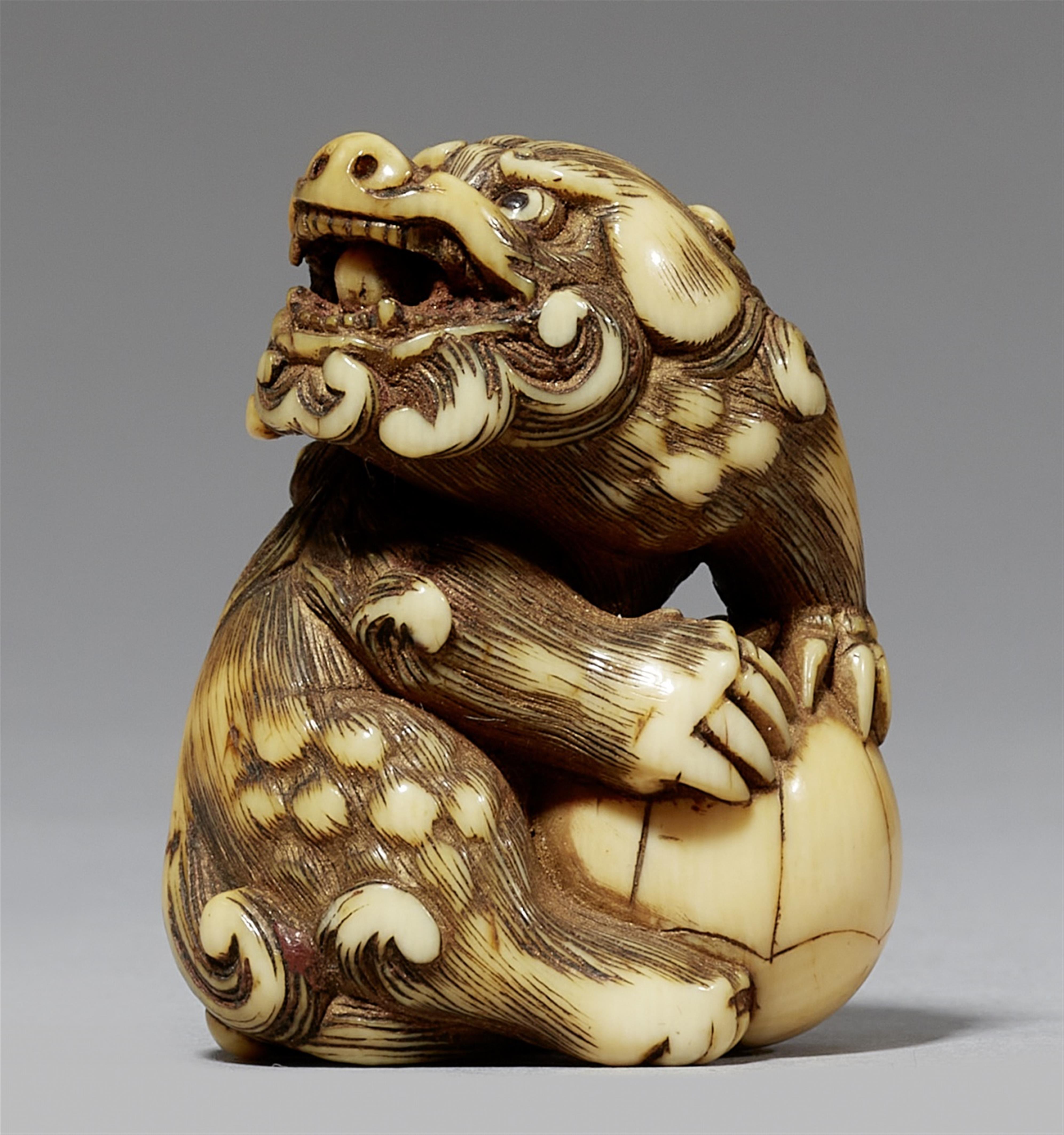 An ivory shishi with a ball. Late 18th century - image-1