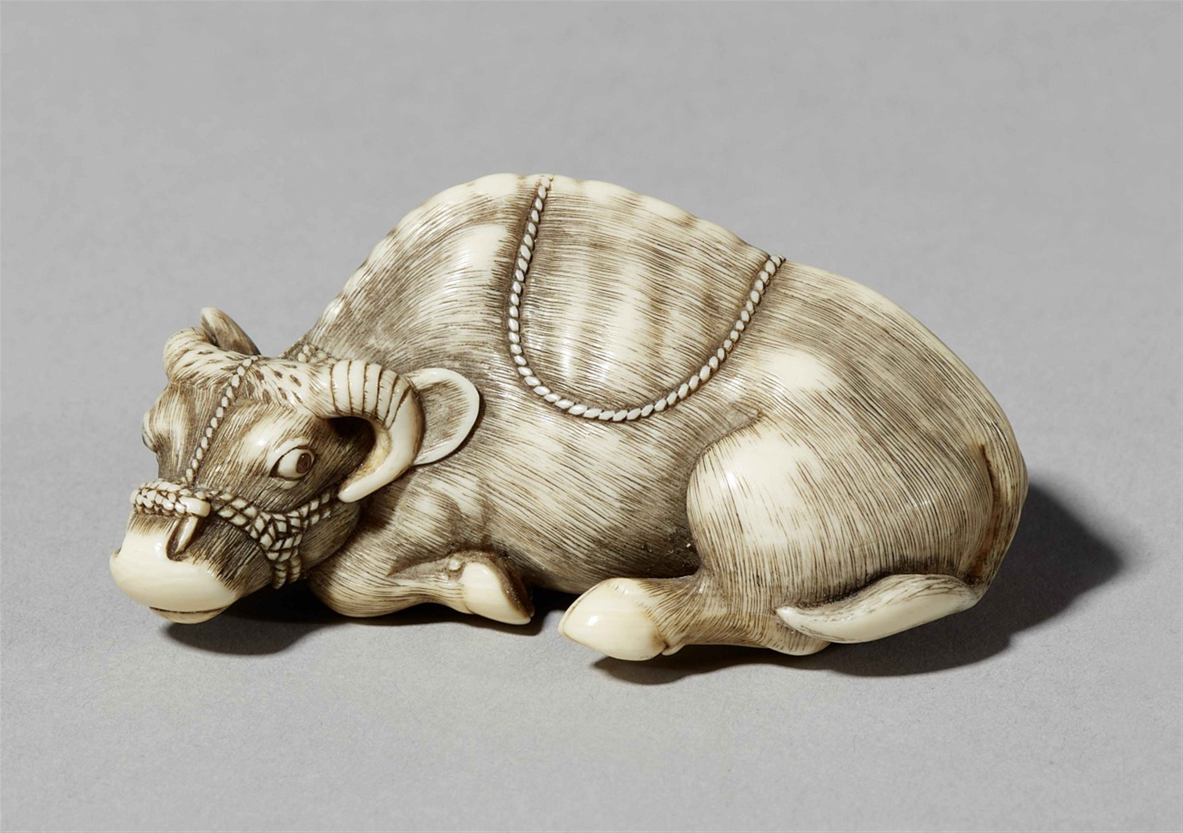 An ivory netsuke of a recumbent ox. Early 19th century - image-1