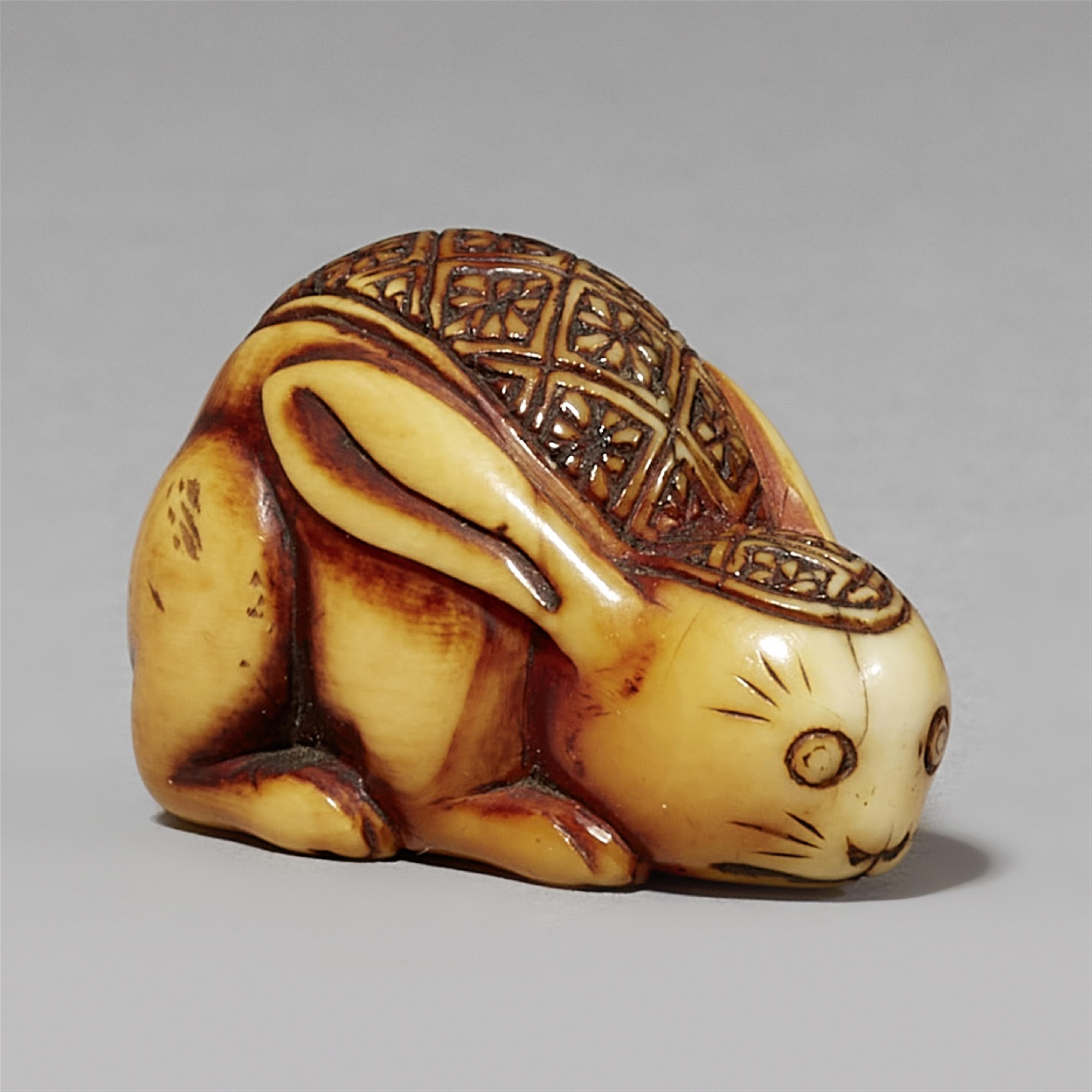 An ivory netsuke of a hare, by Rakuzan. 19th century - image-1