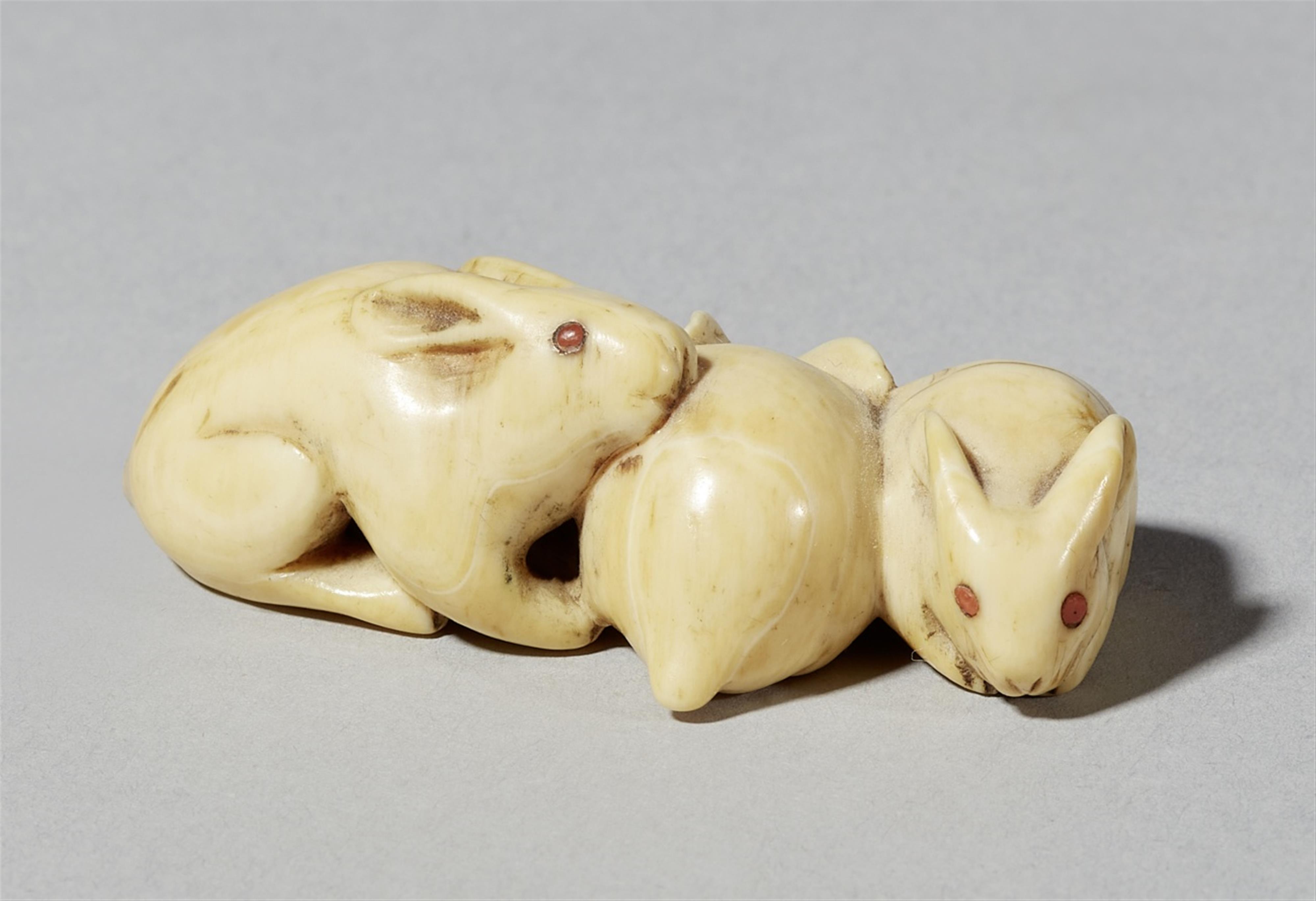 An ivory netsuke of three hares. 19th century - image-1