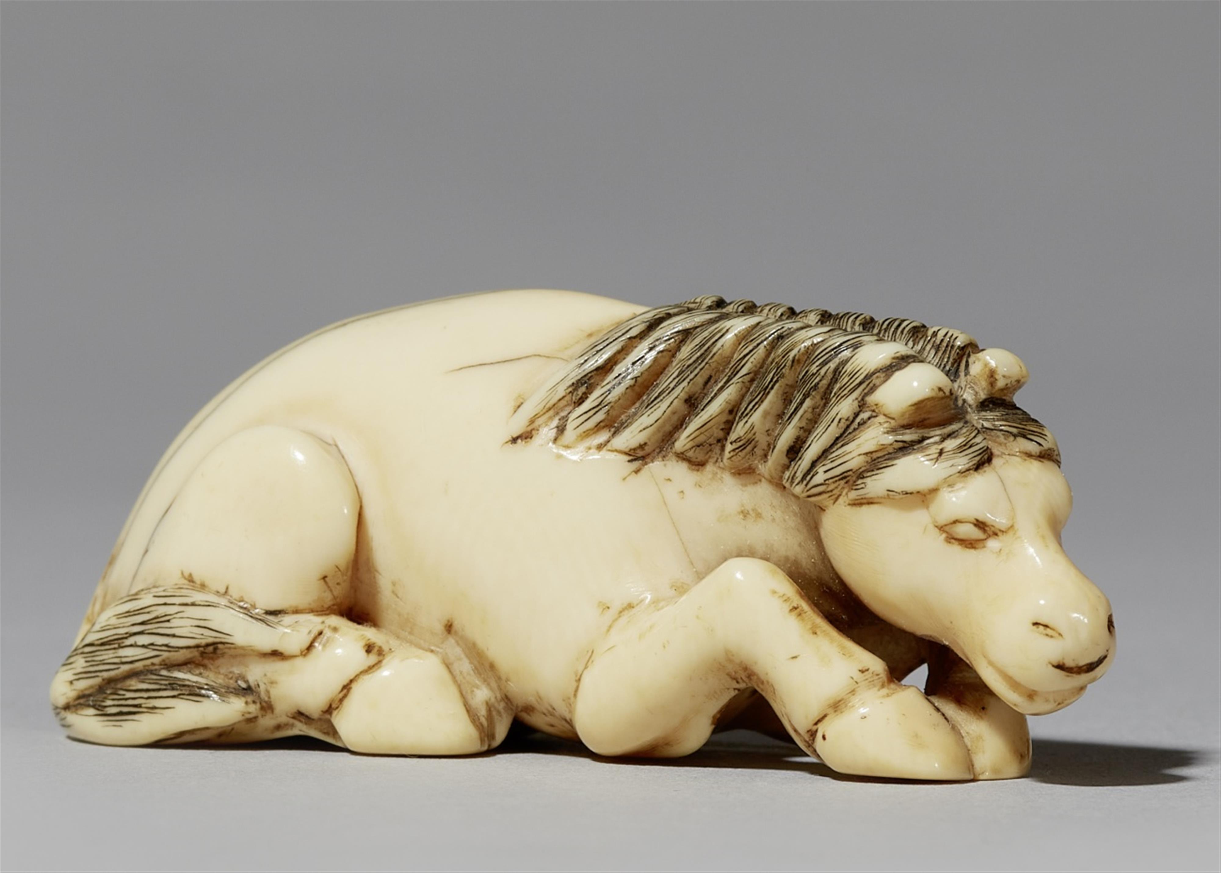 An ivory netsuke of a recumbent horse. Early 19th century - image-1