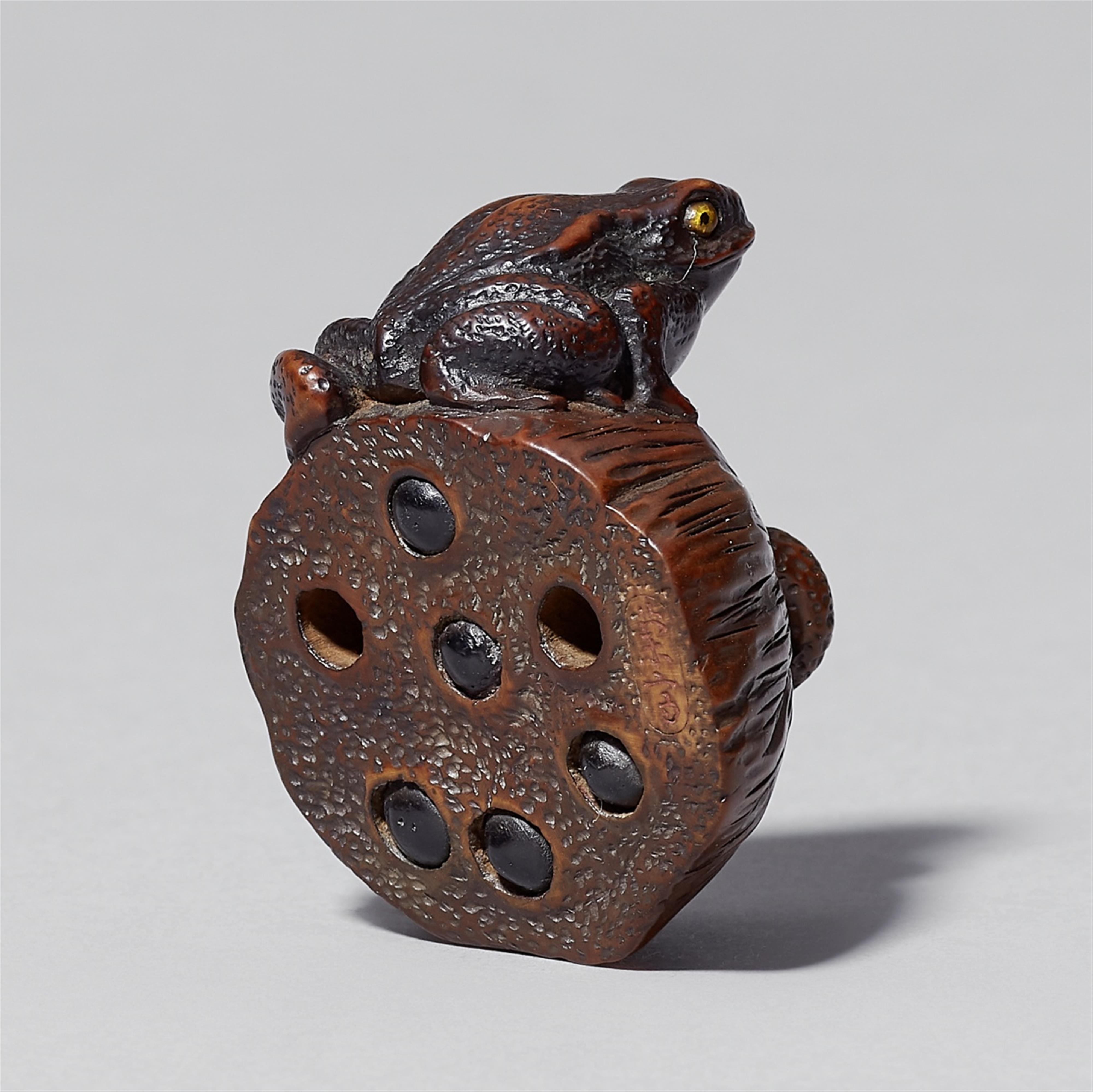 A finely carved wood netsuke of a frog on a lotus pod, by Rantei. 19th century - image-1