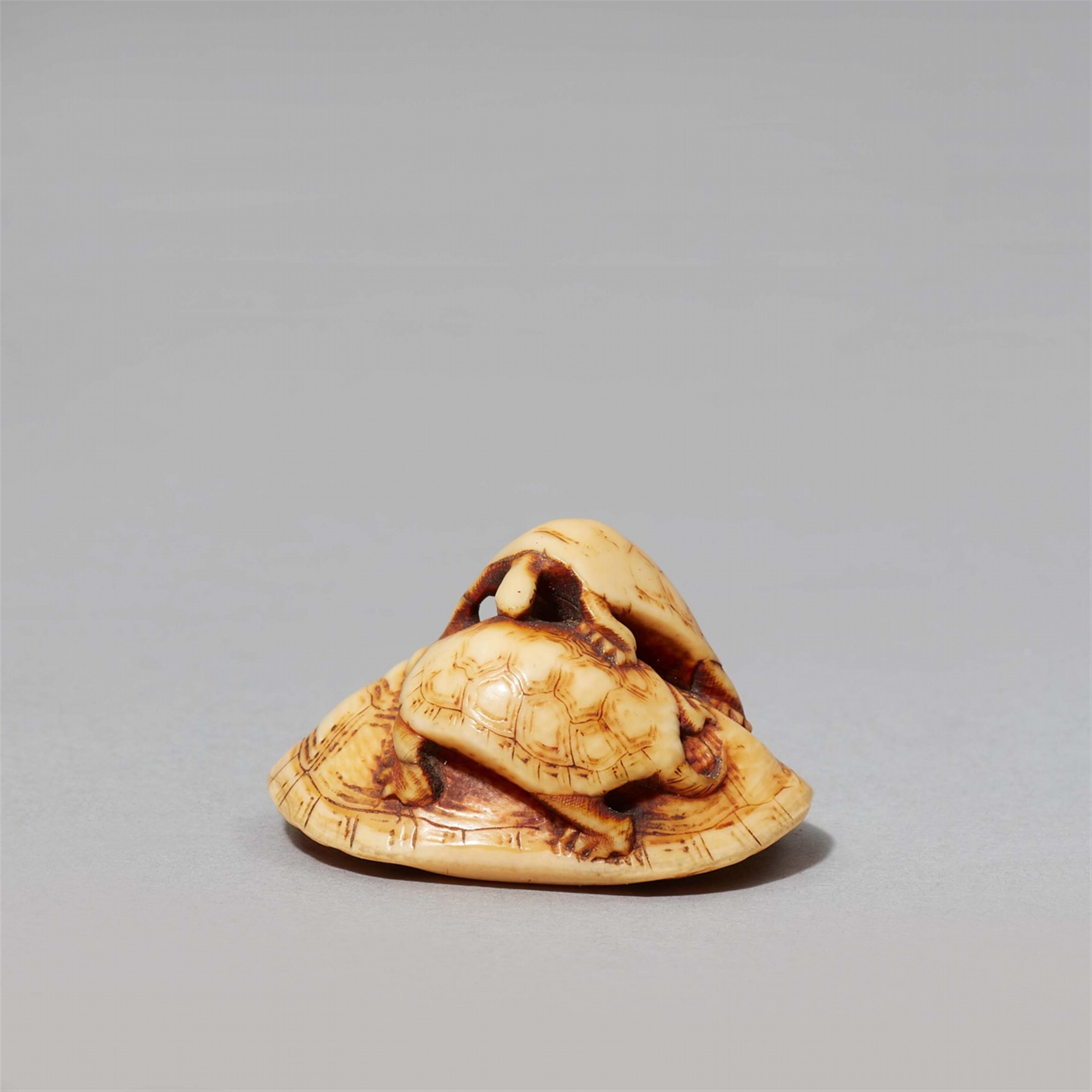 An ivory netsuke of three tortoises. Second half 19th century - image-1