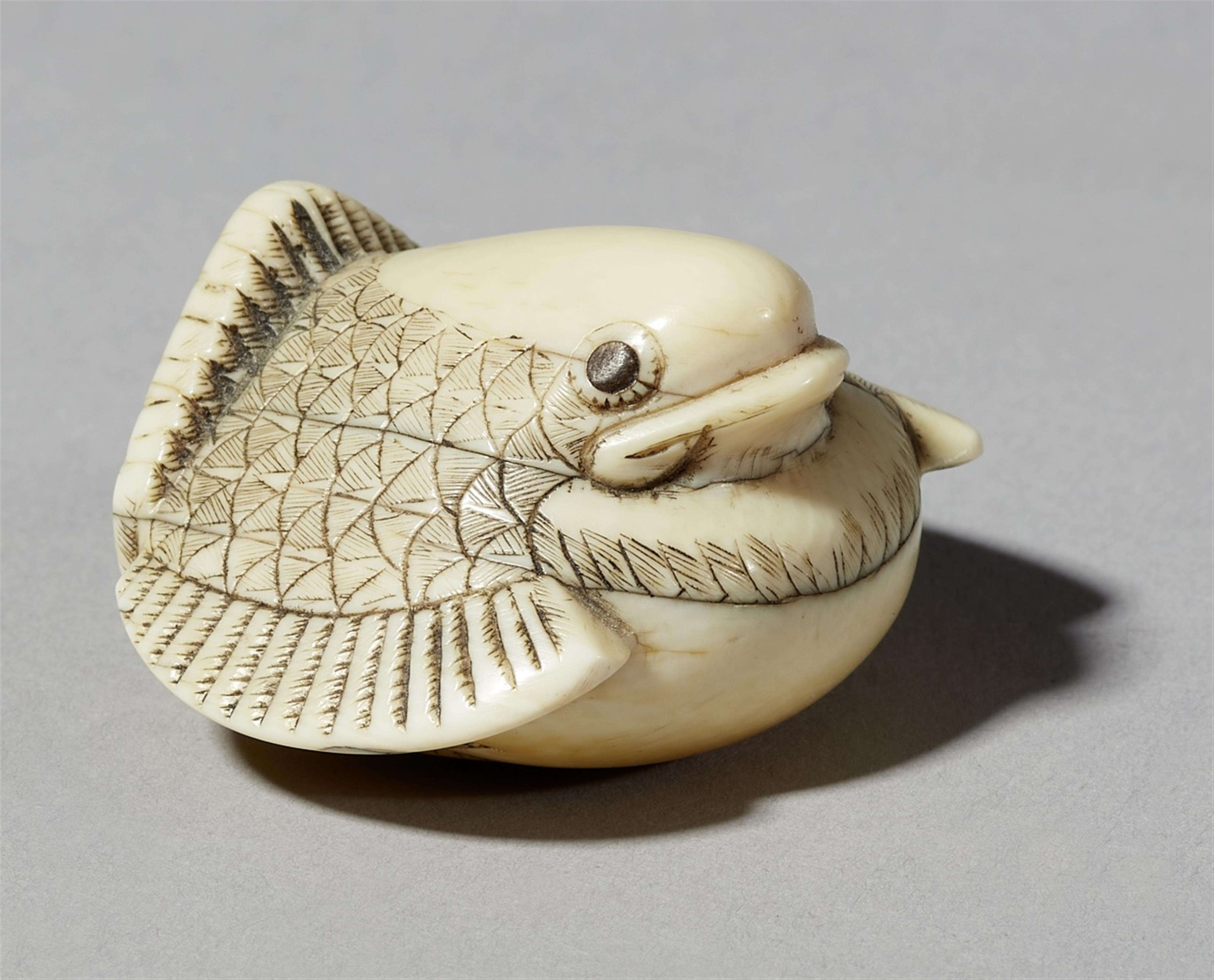 An ivory netsuke of a small fukurasuzume, by Genkô. Kyoto. Late 18th century - image-1