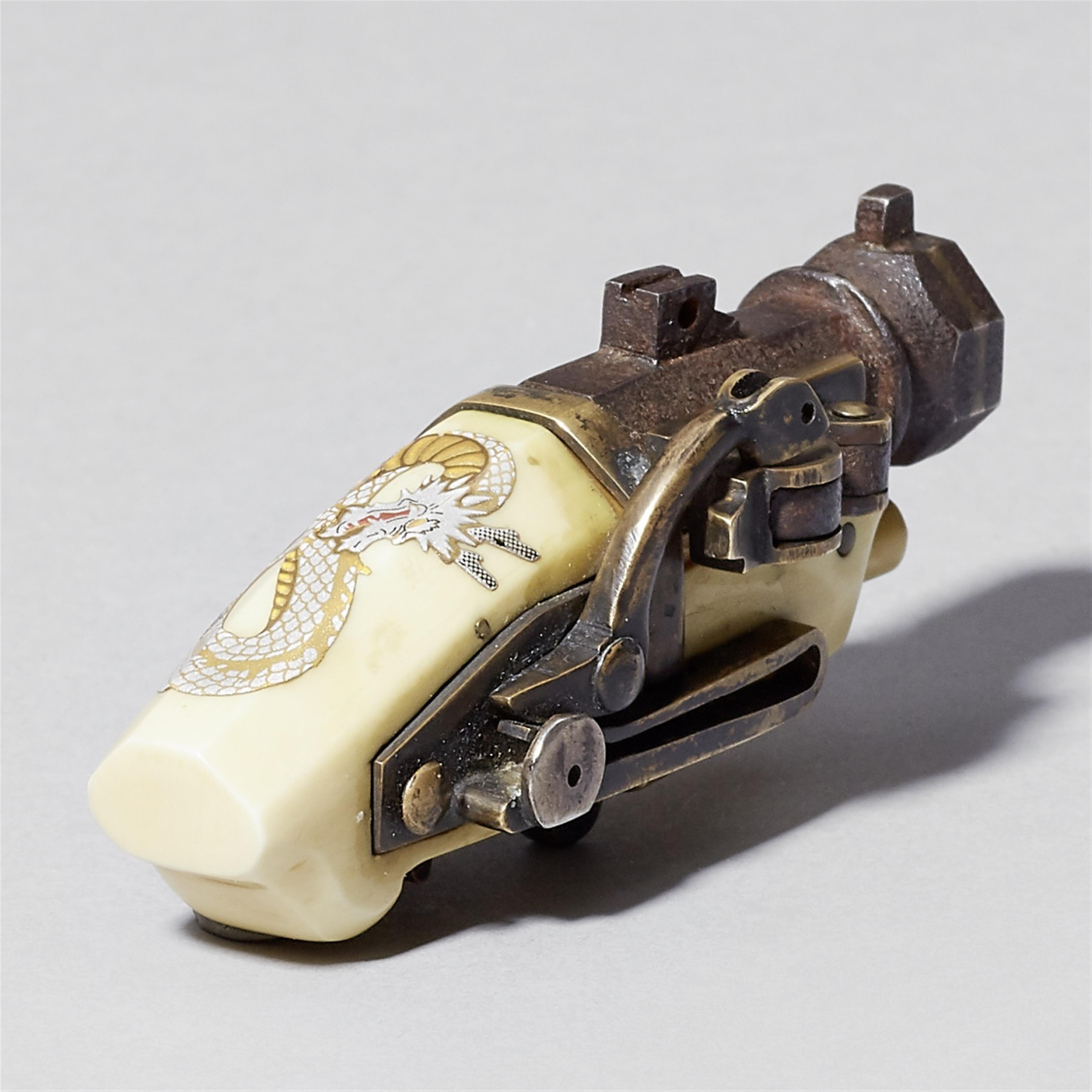 An ivory and iron netsuke of a matchlock pistol (teppô). 19th century - image-1