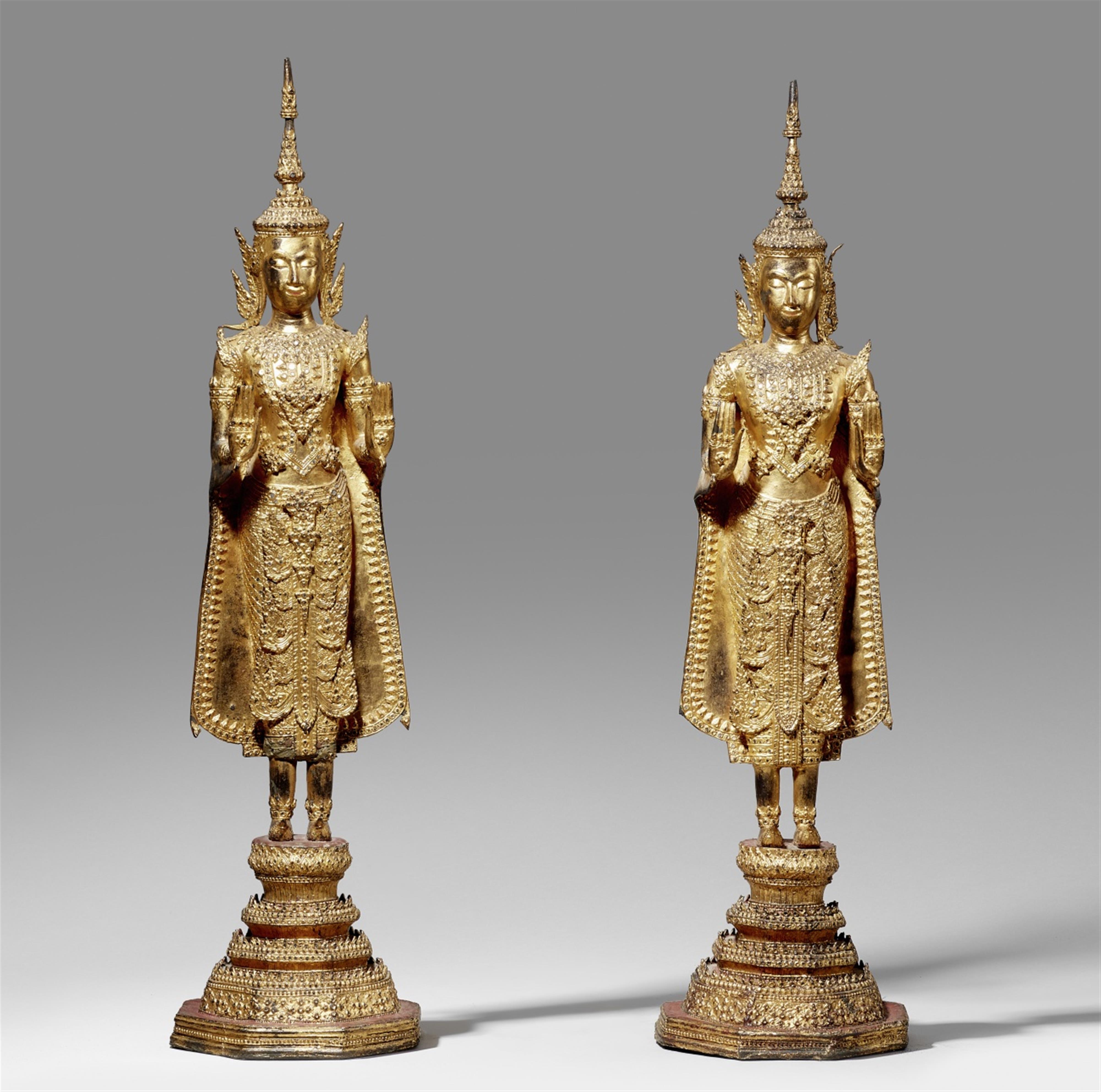 Zwei Figuren des Buddha im Fürstenschmuck. Bronze, über Schwarzlack vergoldet. Thailand. Ratanakosin. 19. Jh. - image-1