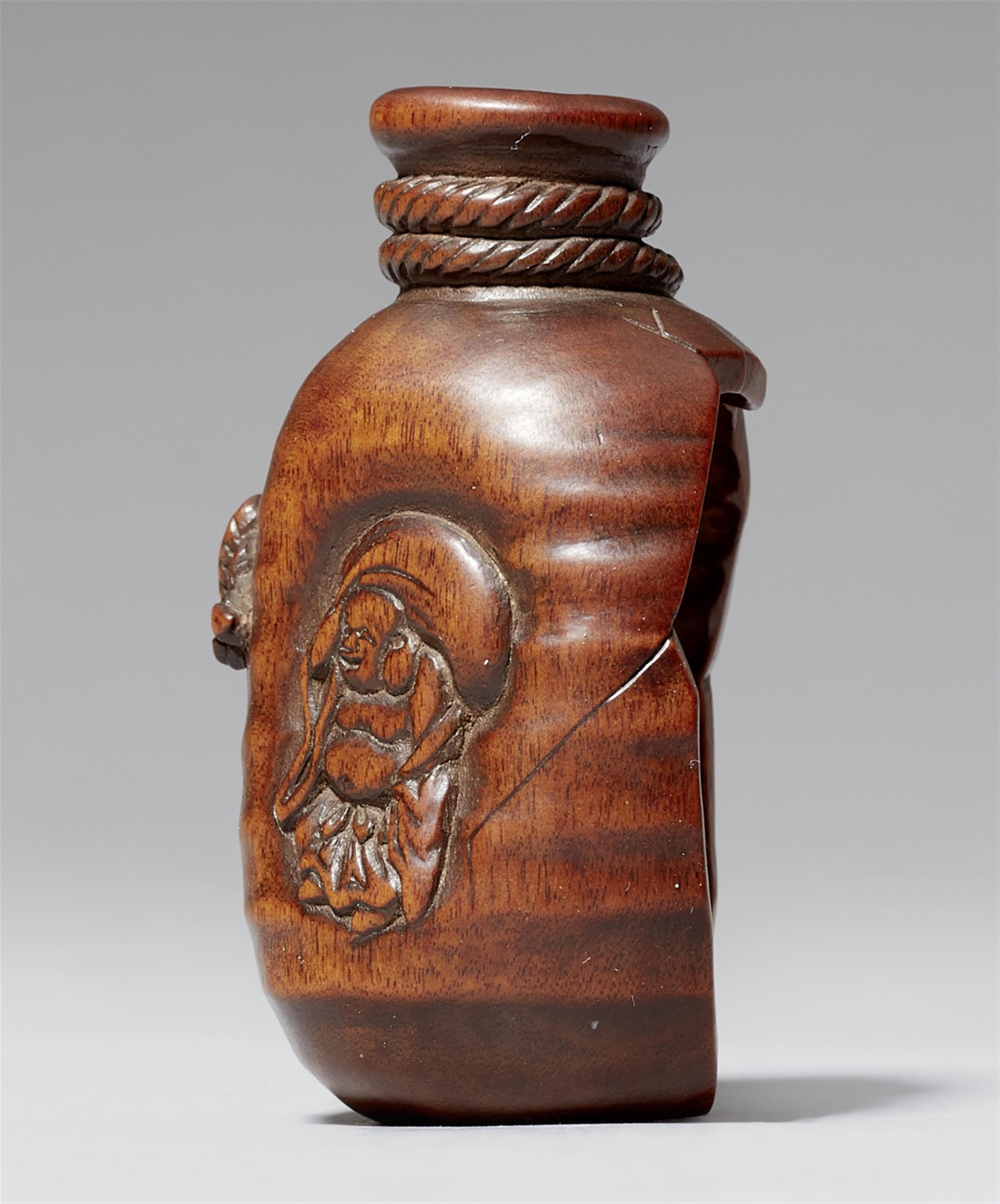 A wood netsuke of a sake-bottle (tokkuri). 19th century - image-1