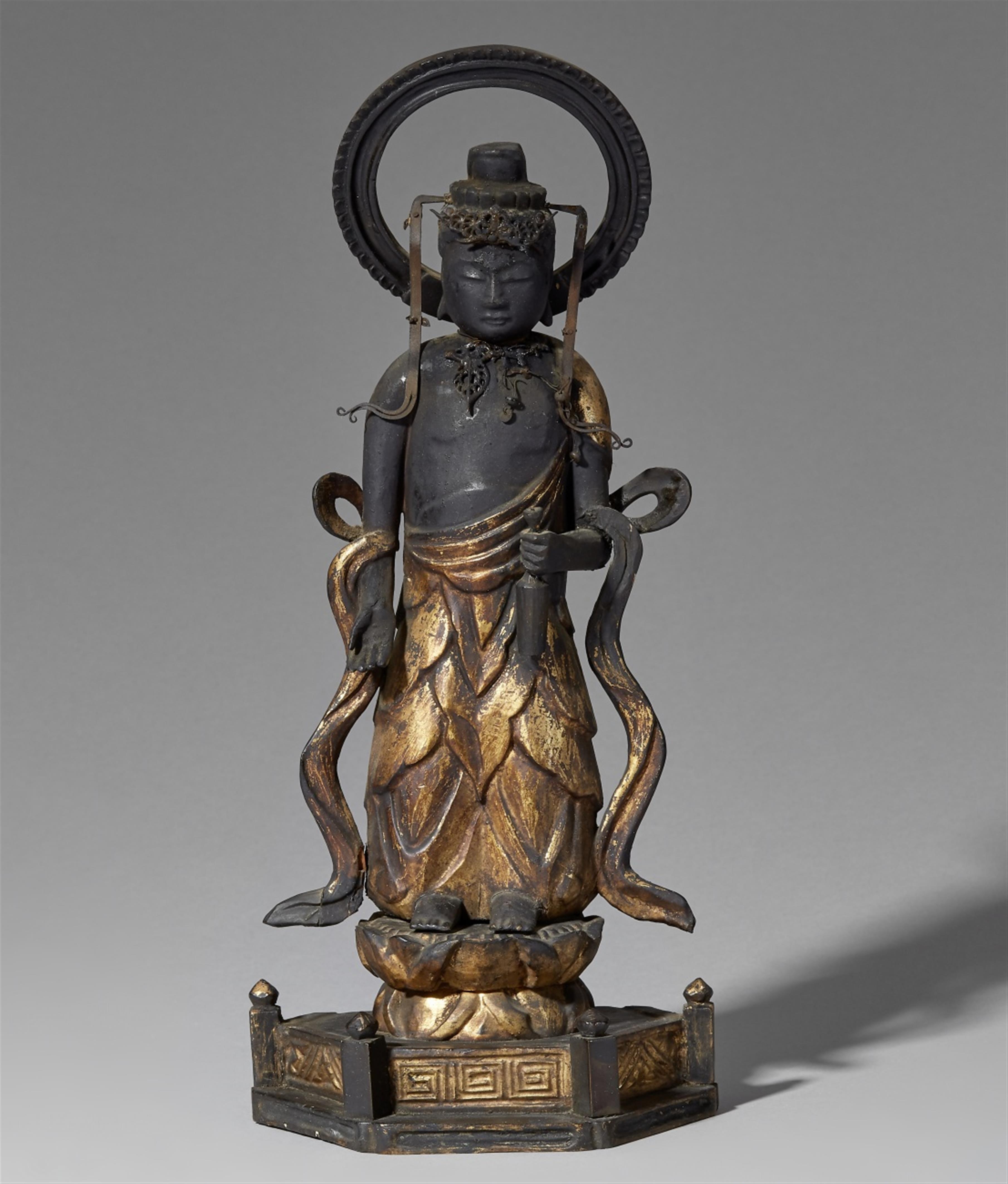 A gilt and lacquered wood figure of Kannon Bosatsu. Probably early Edo-period - image-1