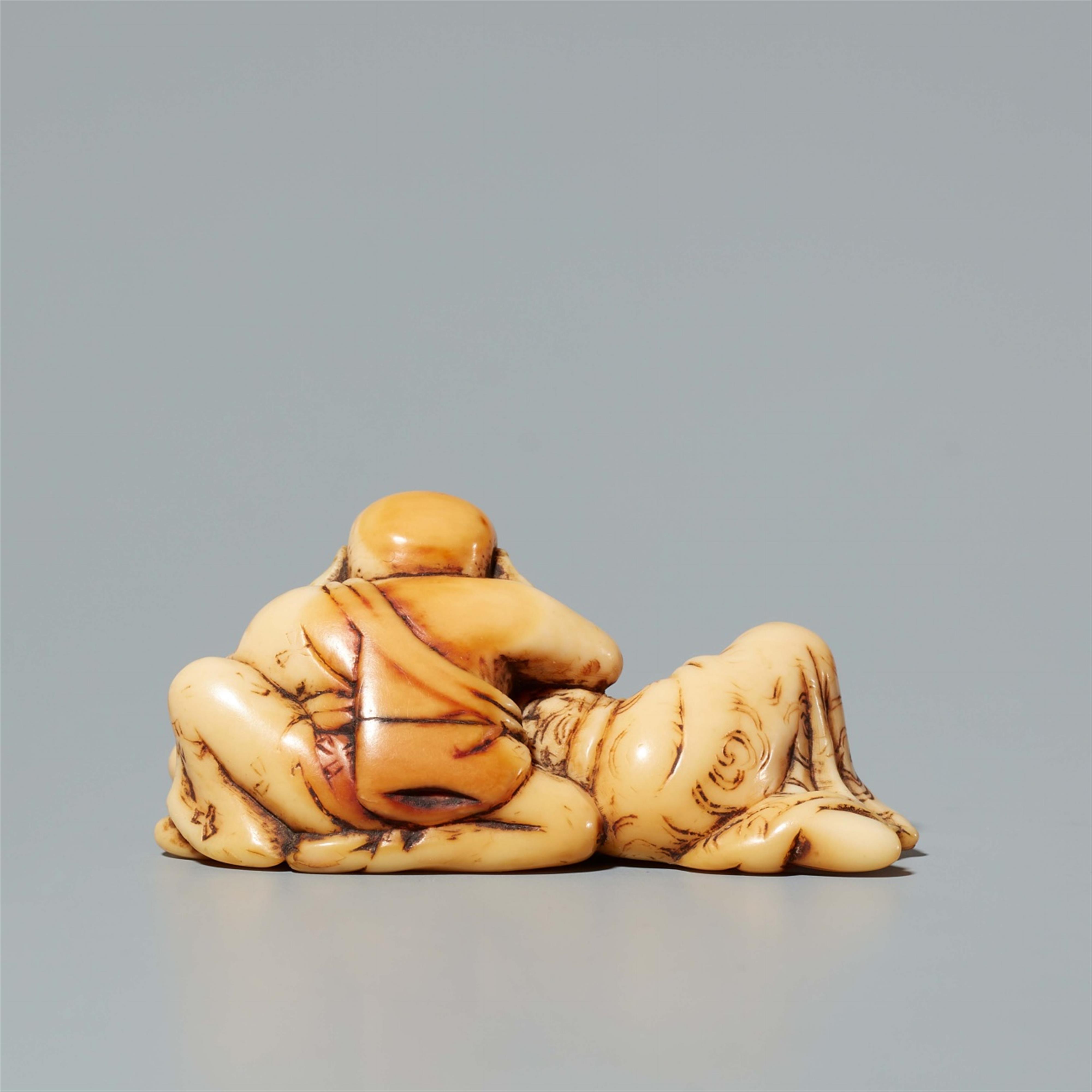 An ivory netsuke of Hotei and Fukurokuju. Early 19th century - image-3