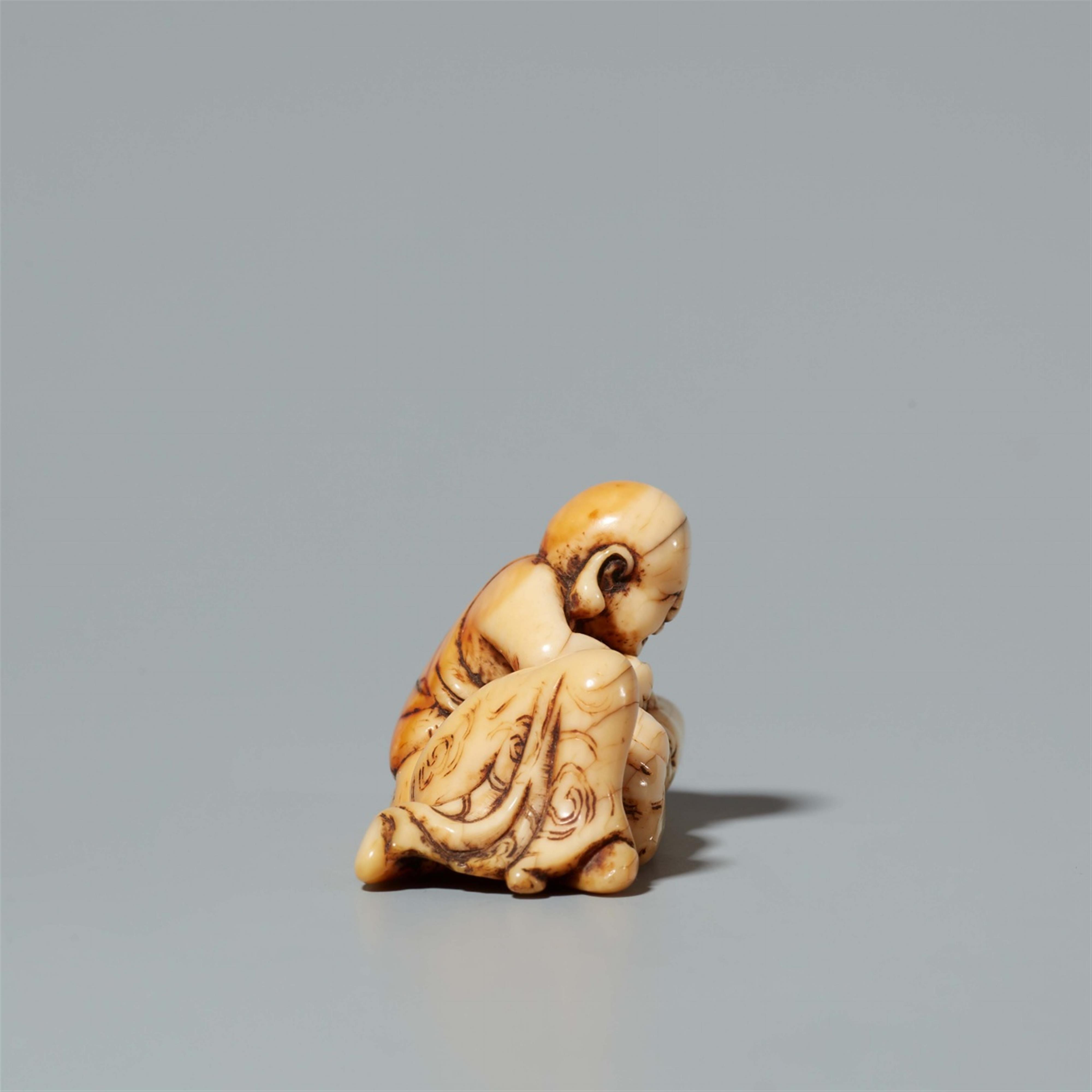 An ivory netsuke of Hotei and Fukurokuju. Early 19th century - image-4