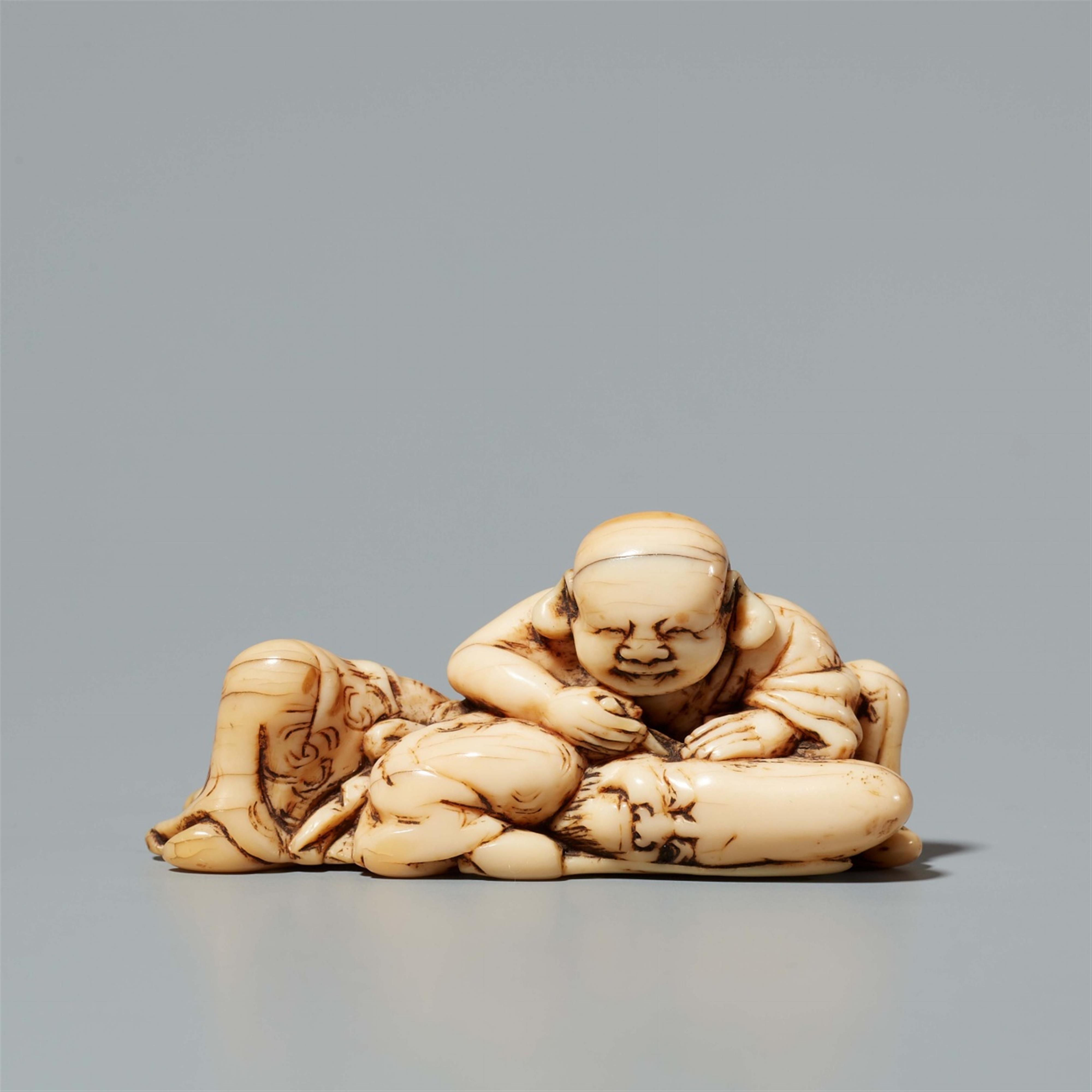 An ivory netsuke of Hotei and Fukurokuju. Early 19th century - image-1