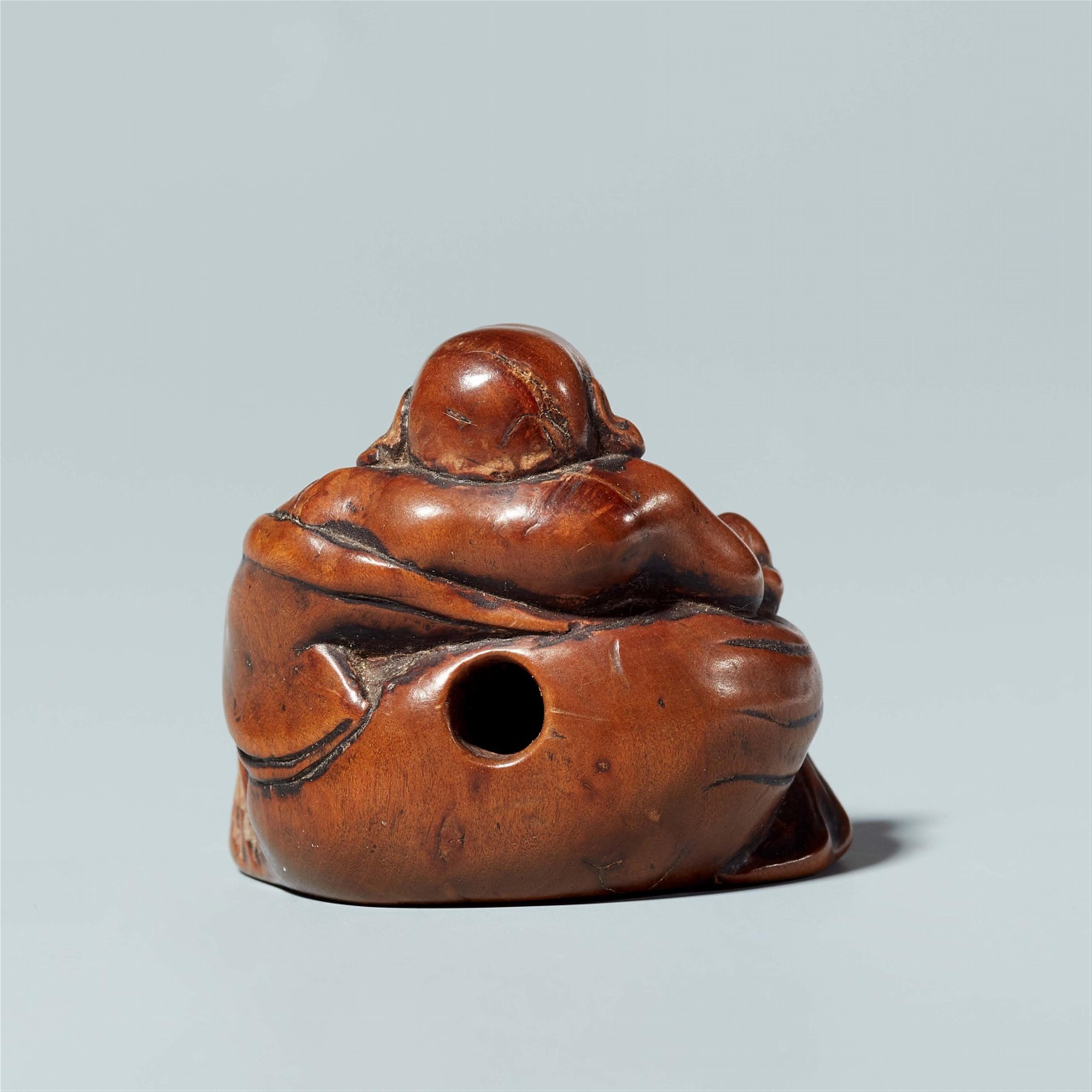 A boxwood netsuke of Hotei. 18th century - image-4