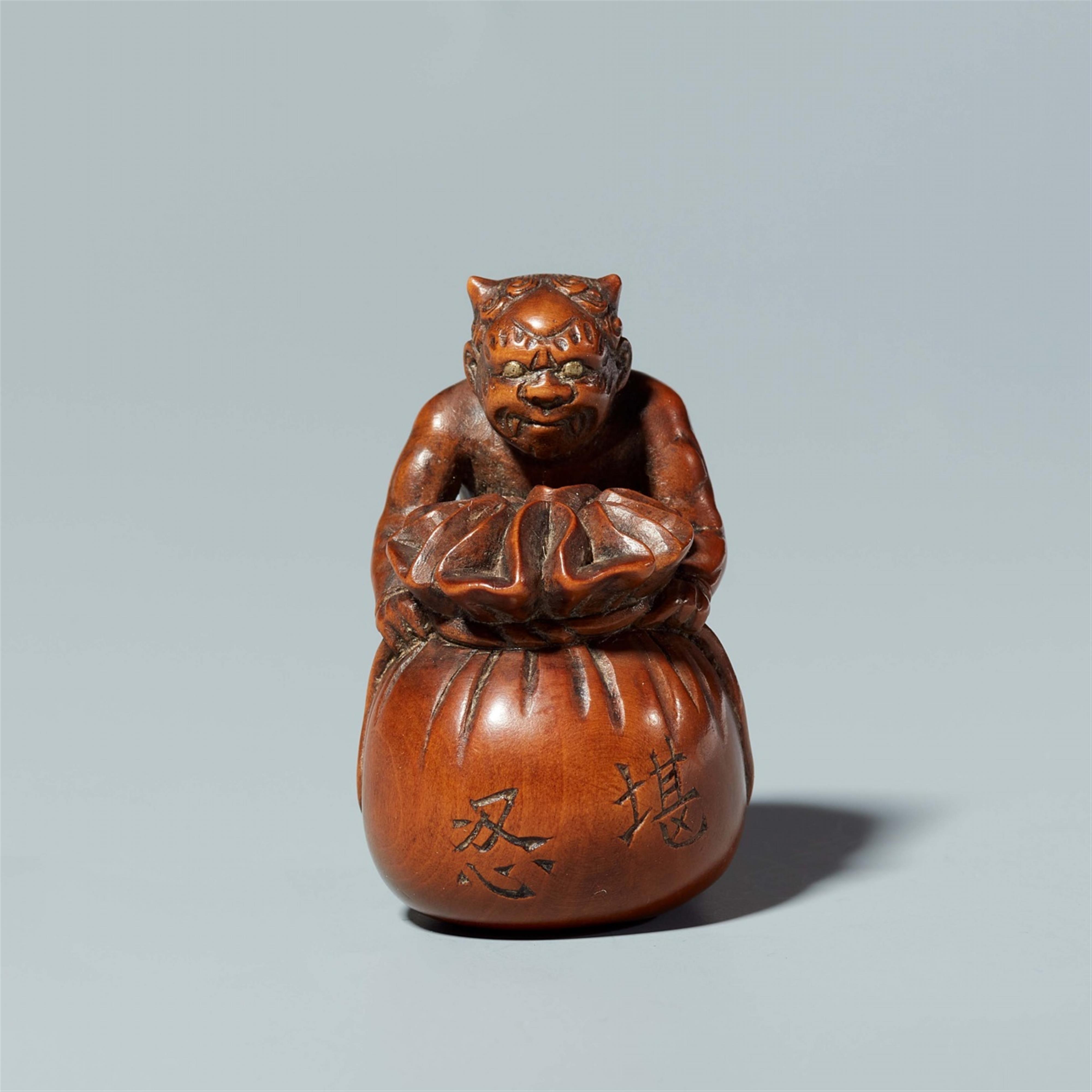 A boxwood netsuke of oni with a sack, by Minsai. Around 1830 - image-3