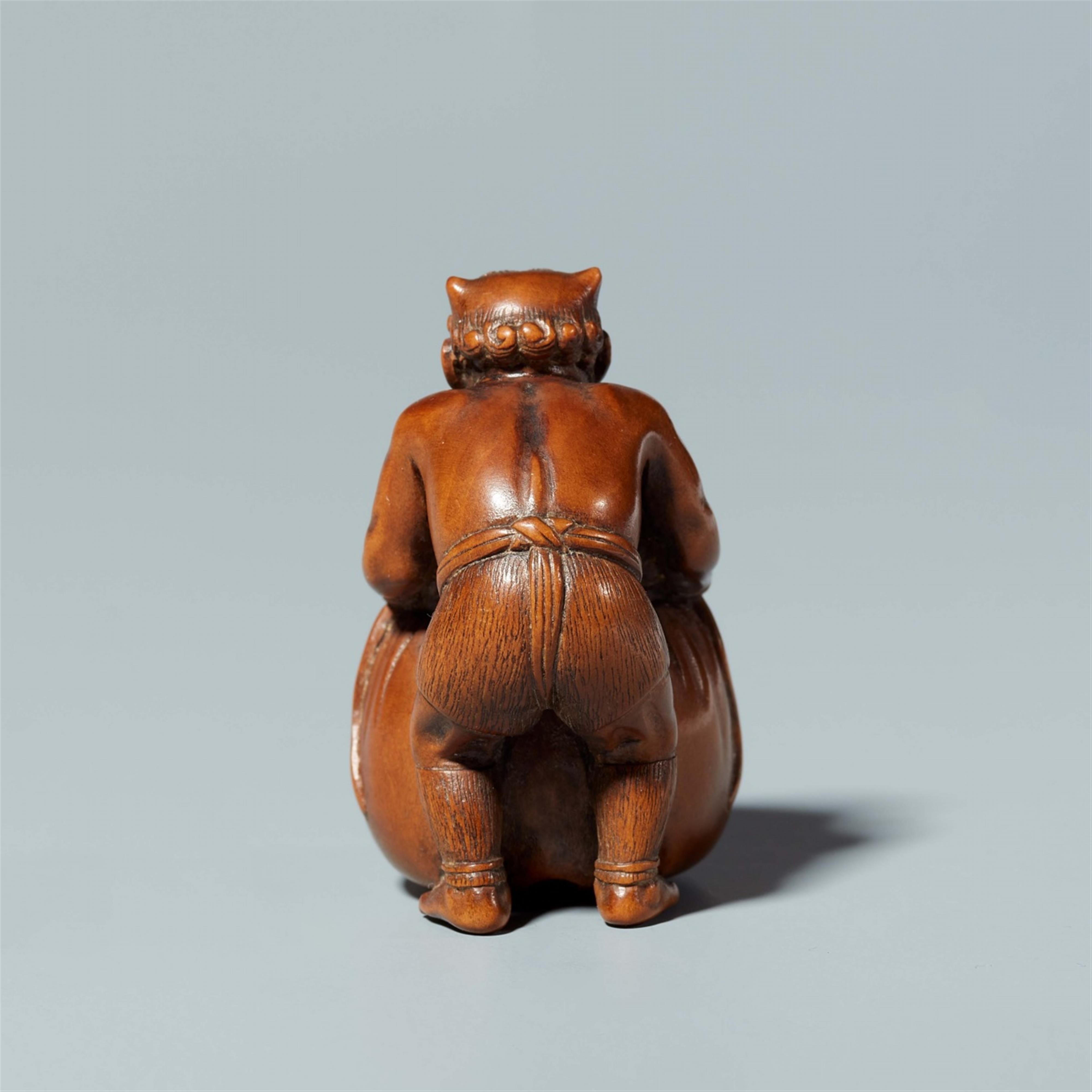 A boxwood netsuke of oni with a sack, by Minsai. Around 1830 - image-4