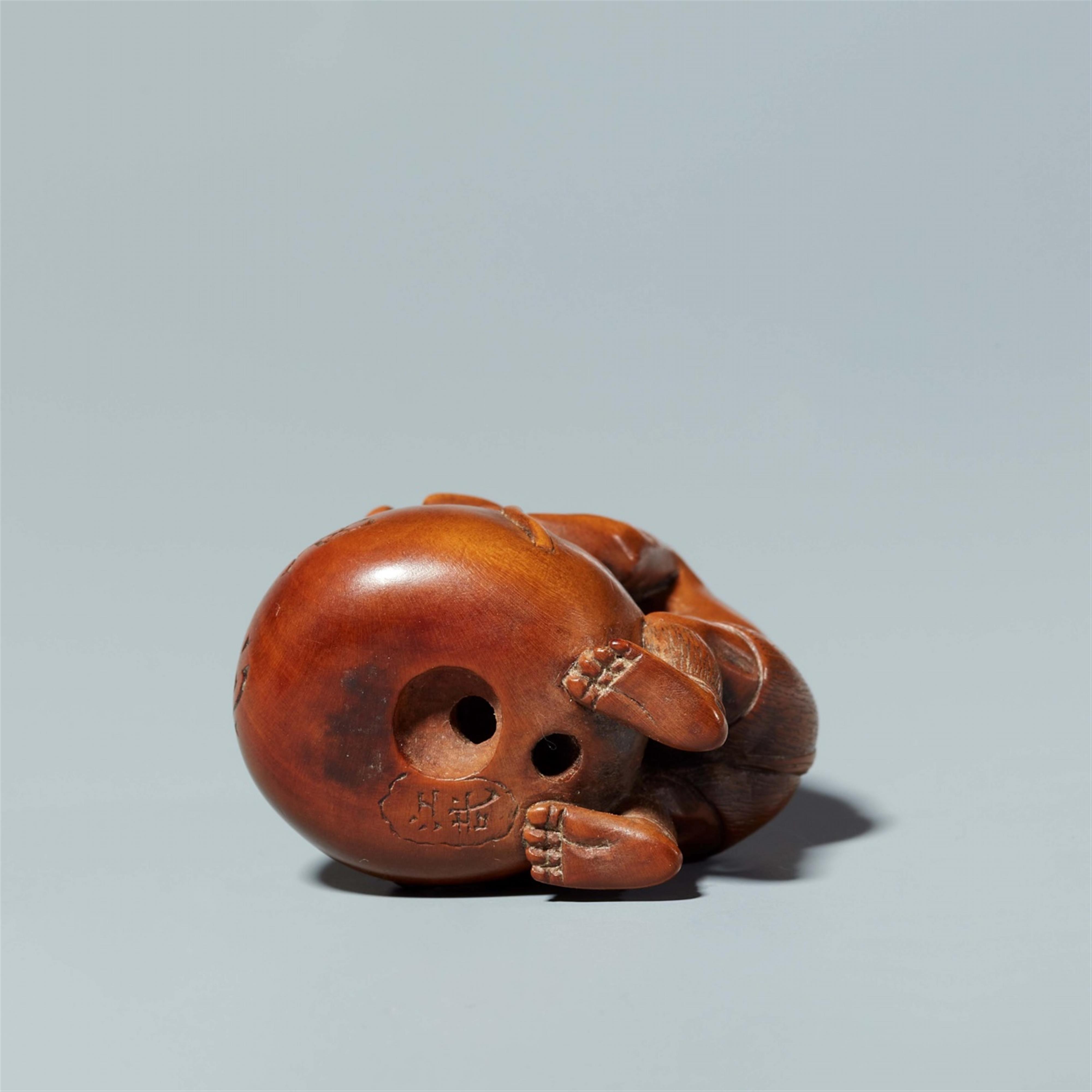 A boxwood netsuke of oni with a sack, by Minsai. Around 1830 - image-5