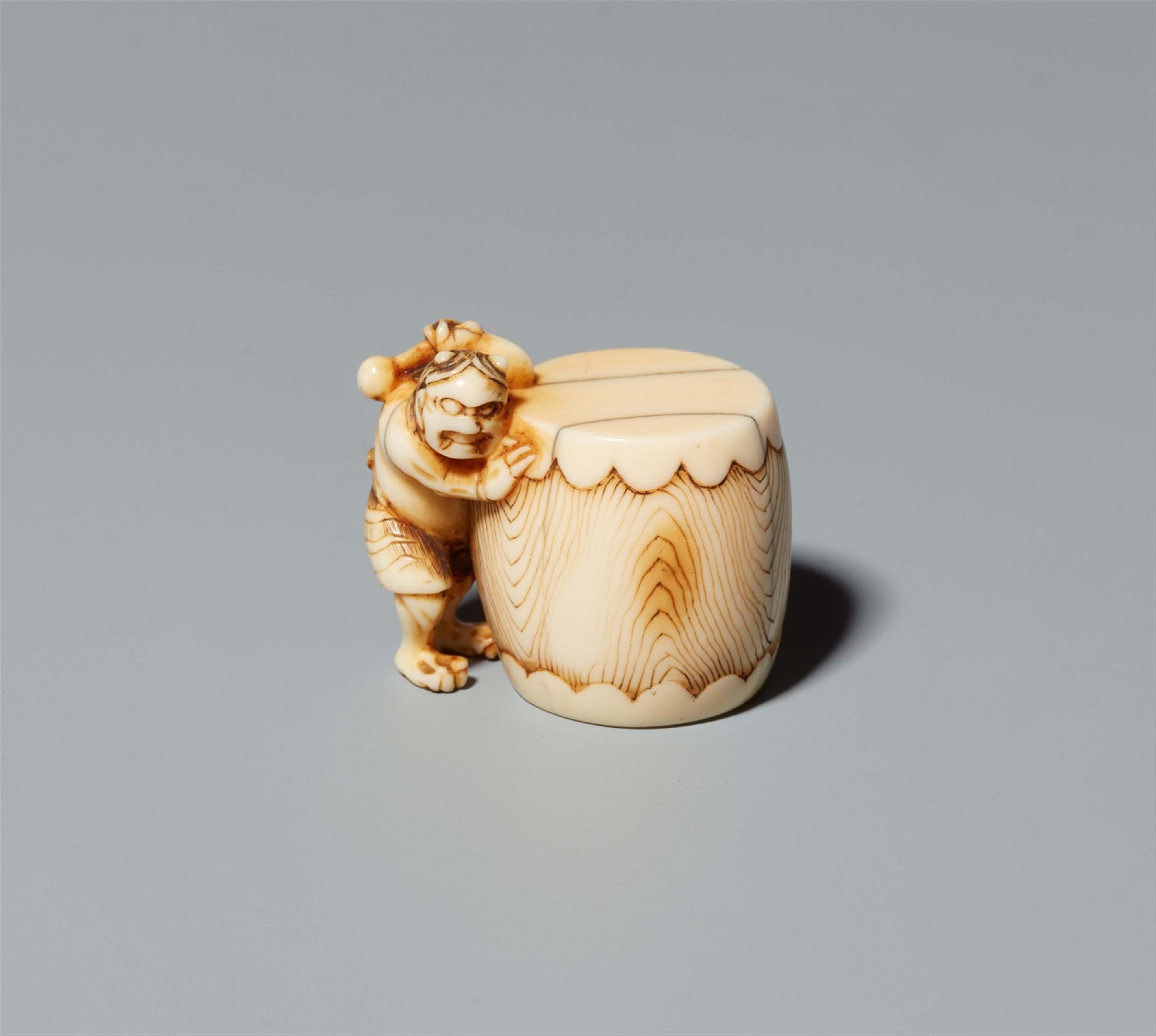 An ivory netsuke of an oni. Early 19th century - image-1