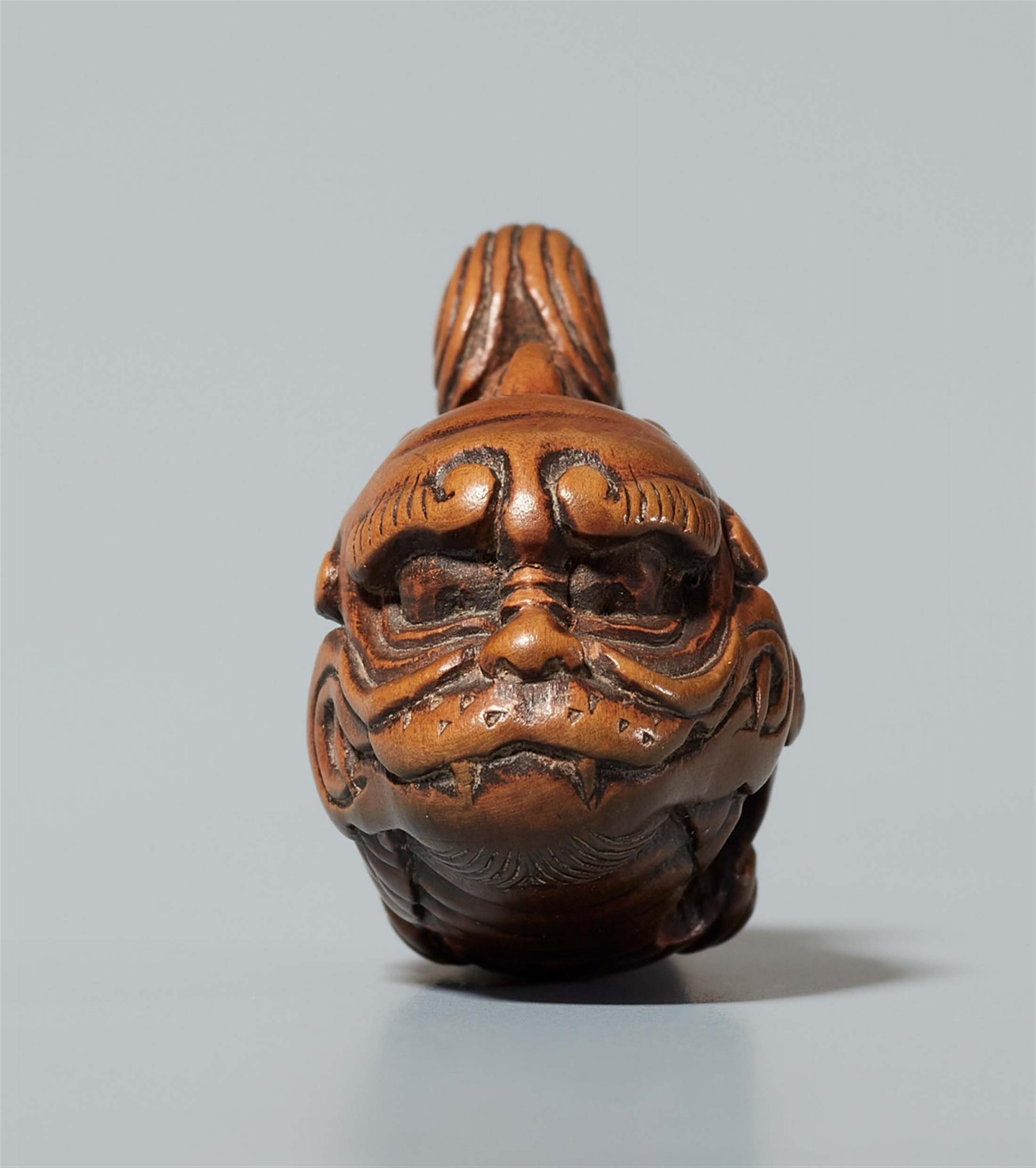 A wood netsuke of a makatsugyo. Early 19th century - image-3