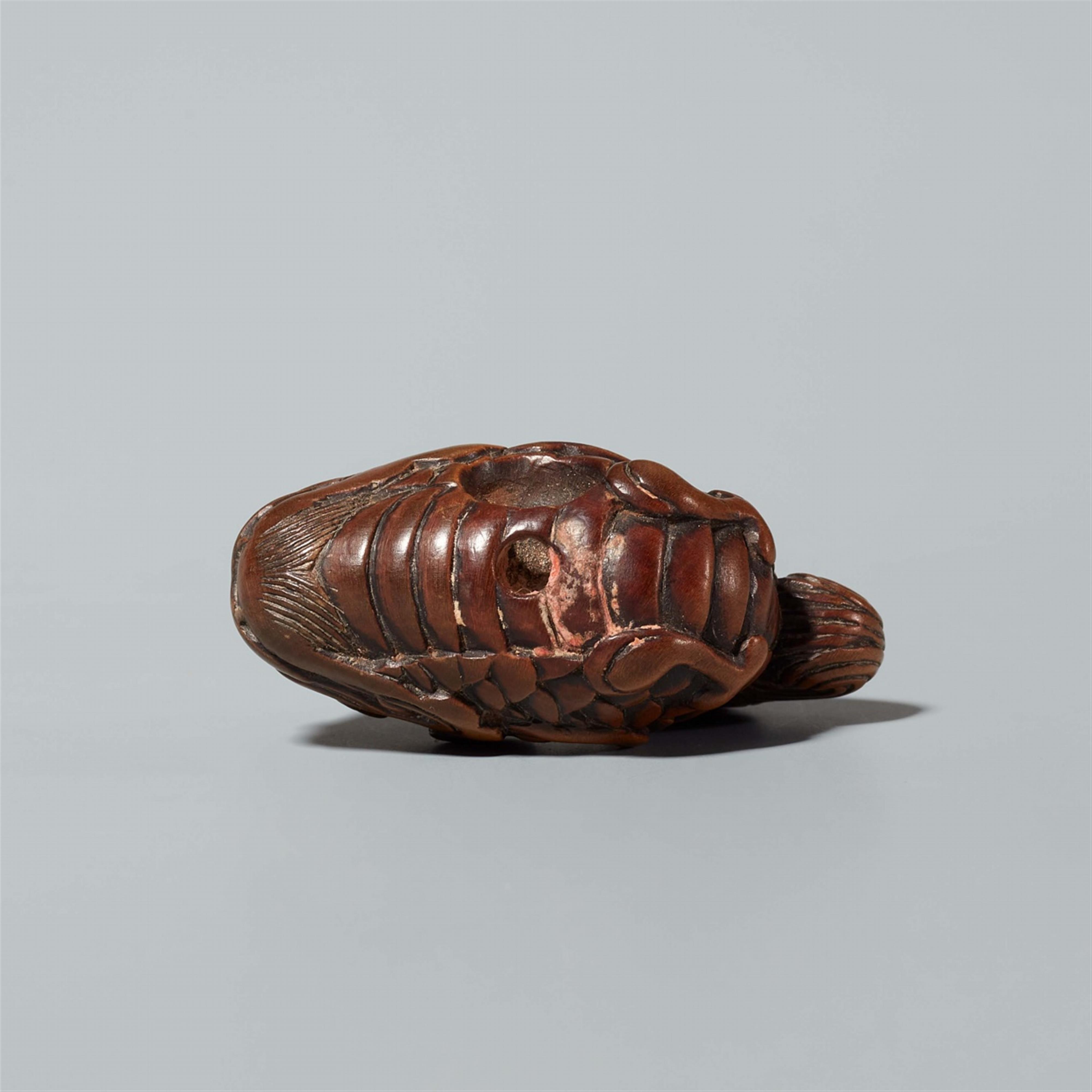 A wood netsuke of a makatsugyo. Early 19th century - image-5