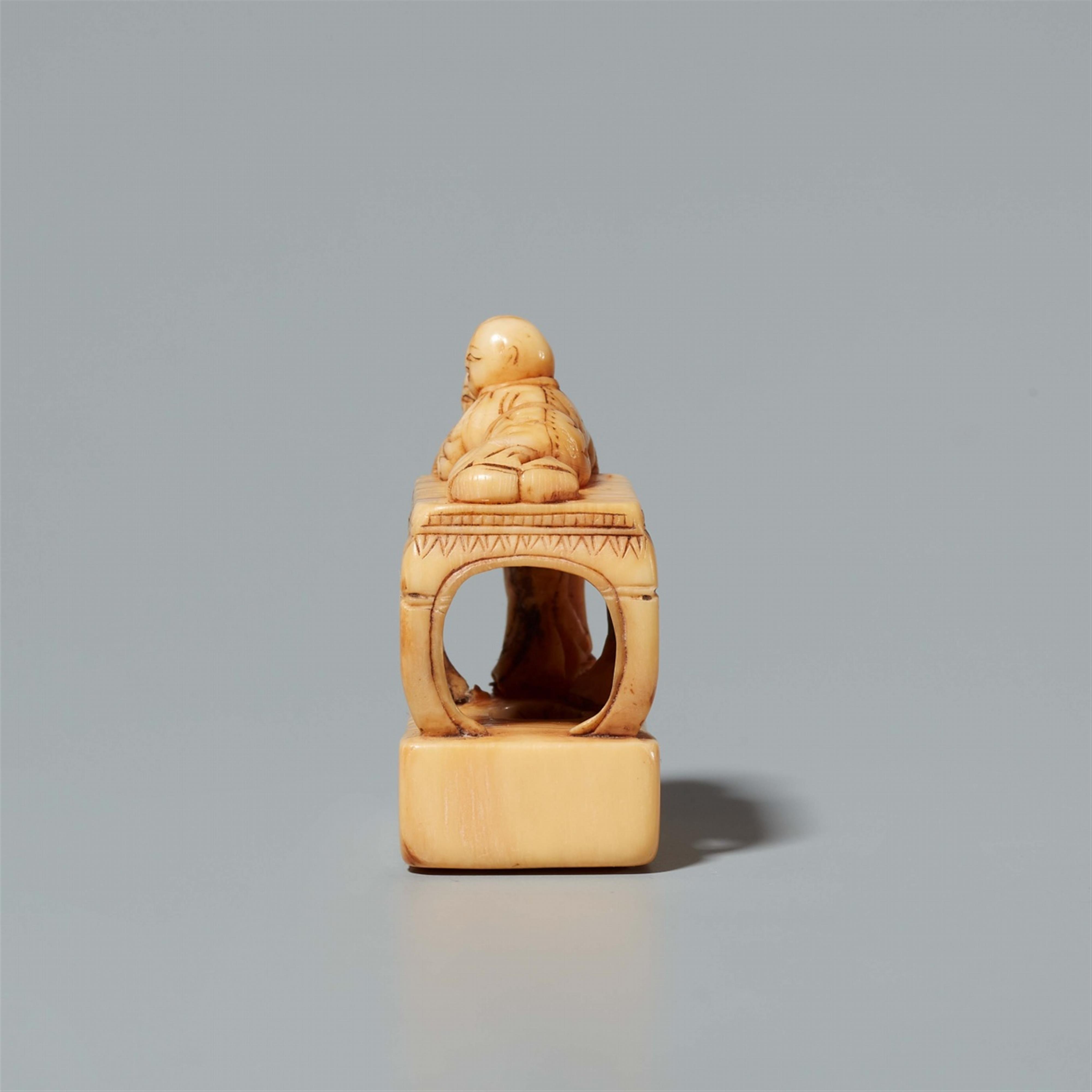 An ivory netsuke of two boys with a stool. Around 1800 - image-2