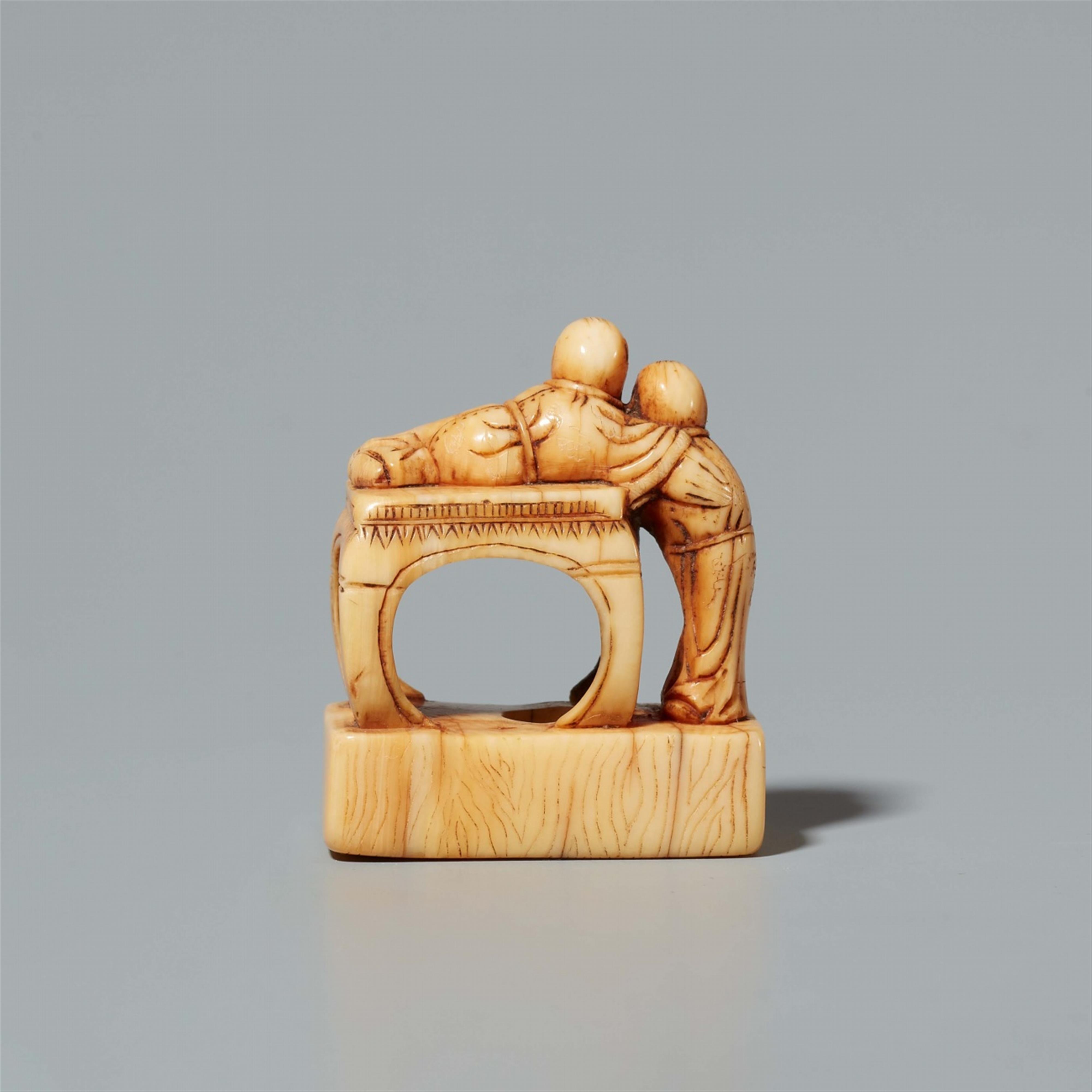 An ivory netsuke of two boys with a stool. Around 1800 - image-3