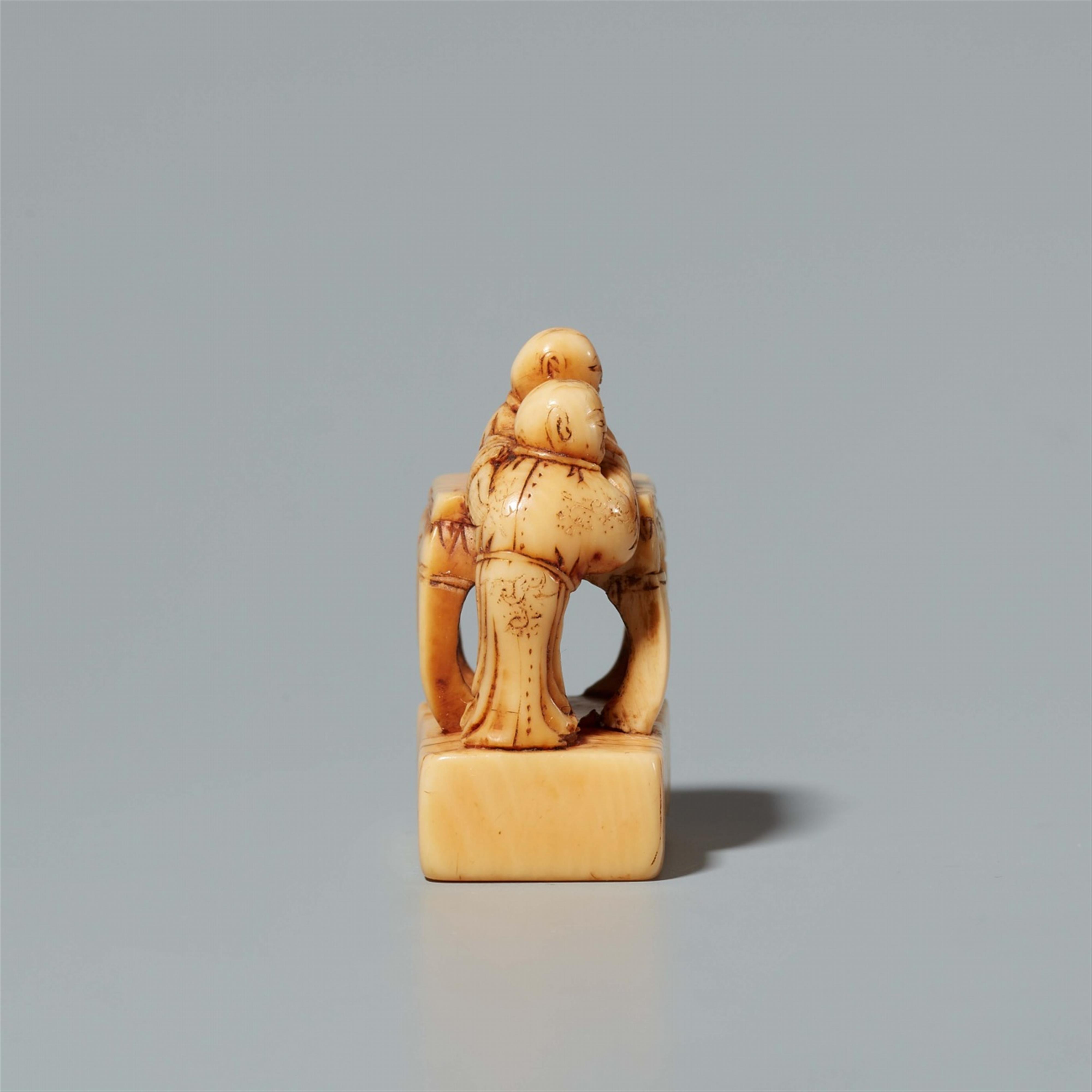 An ivory netsuke of two boys with a stool. Around 1800 - image-4