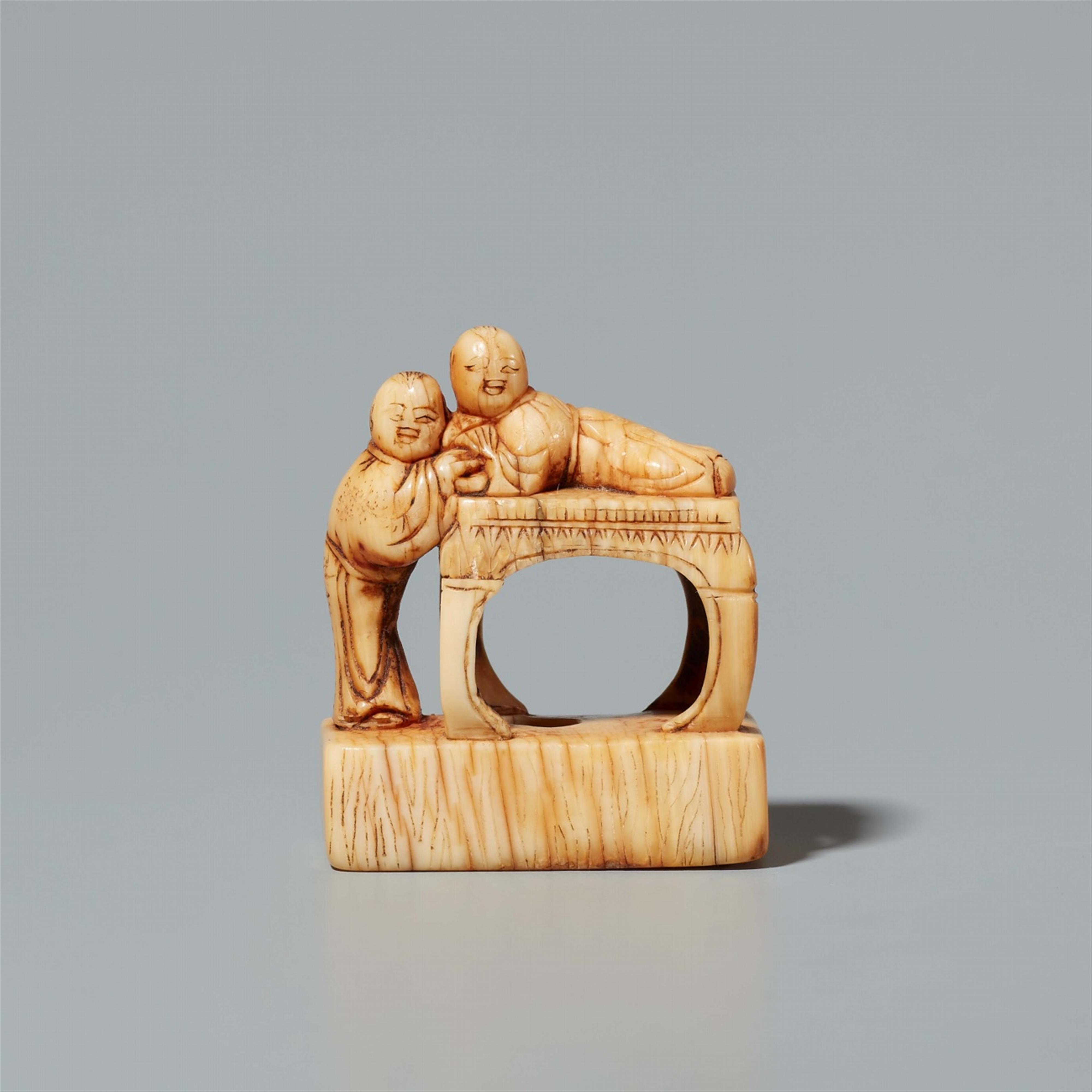 An ivory netsuke of two boys with a stool. Around 1800 - image-1