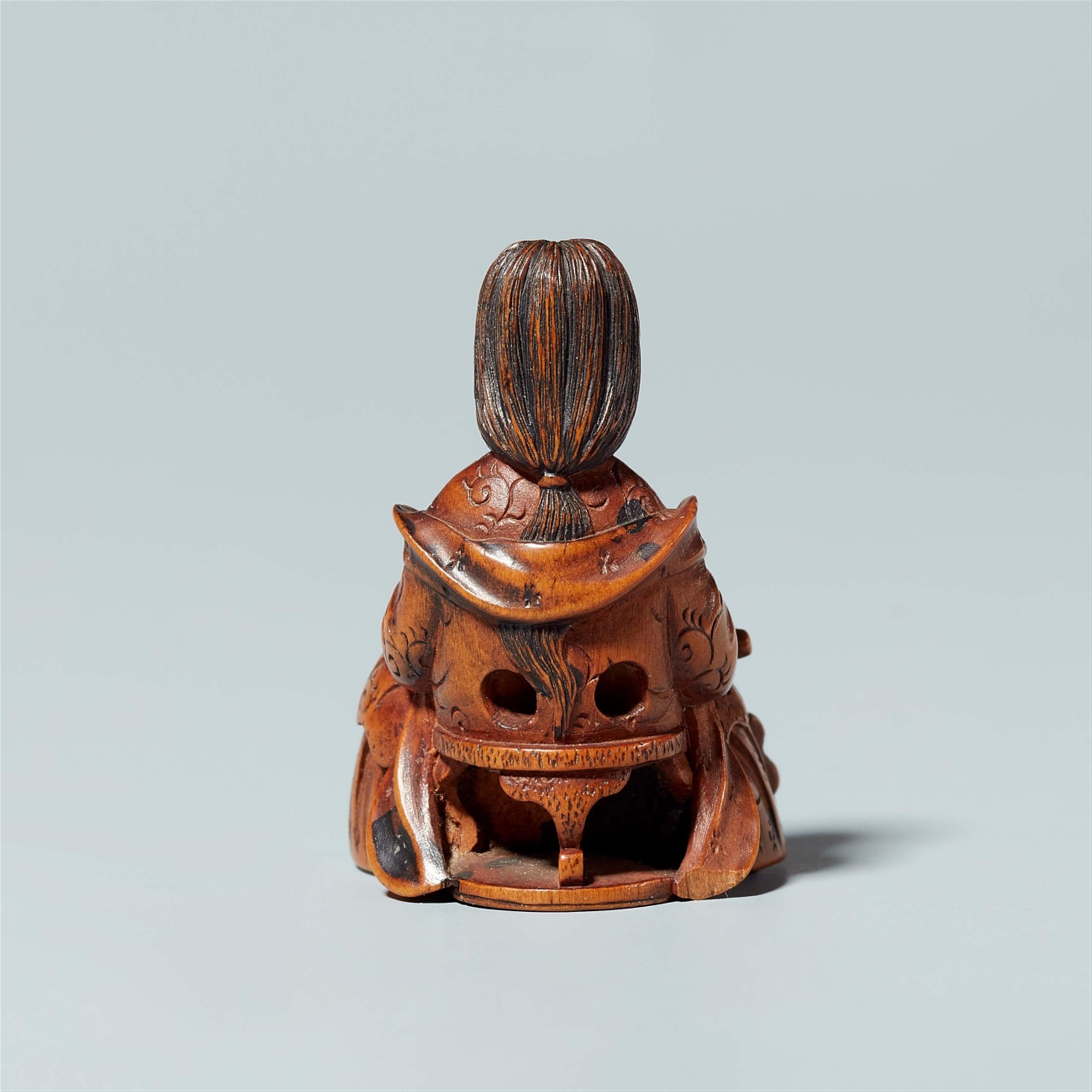 A boxwood netsuke of a lady seated on a stool. Mid-19th century - image-3