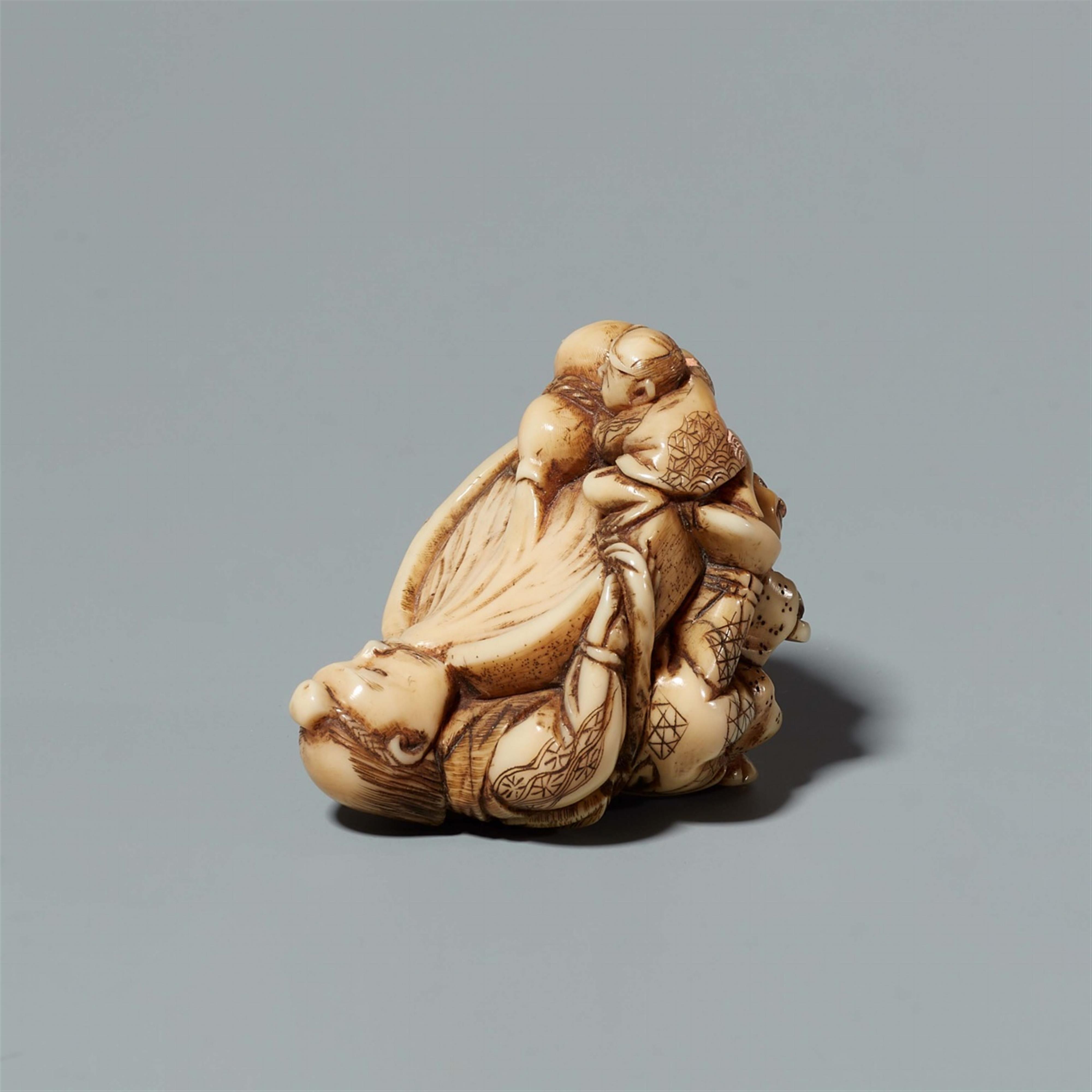 A marine ivory netsuke of a yamabushi with a sake bowl. Late 19th century - image-4