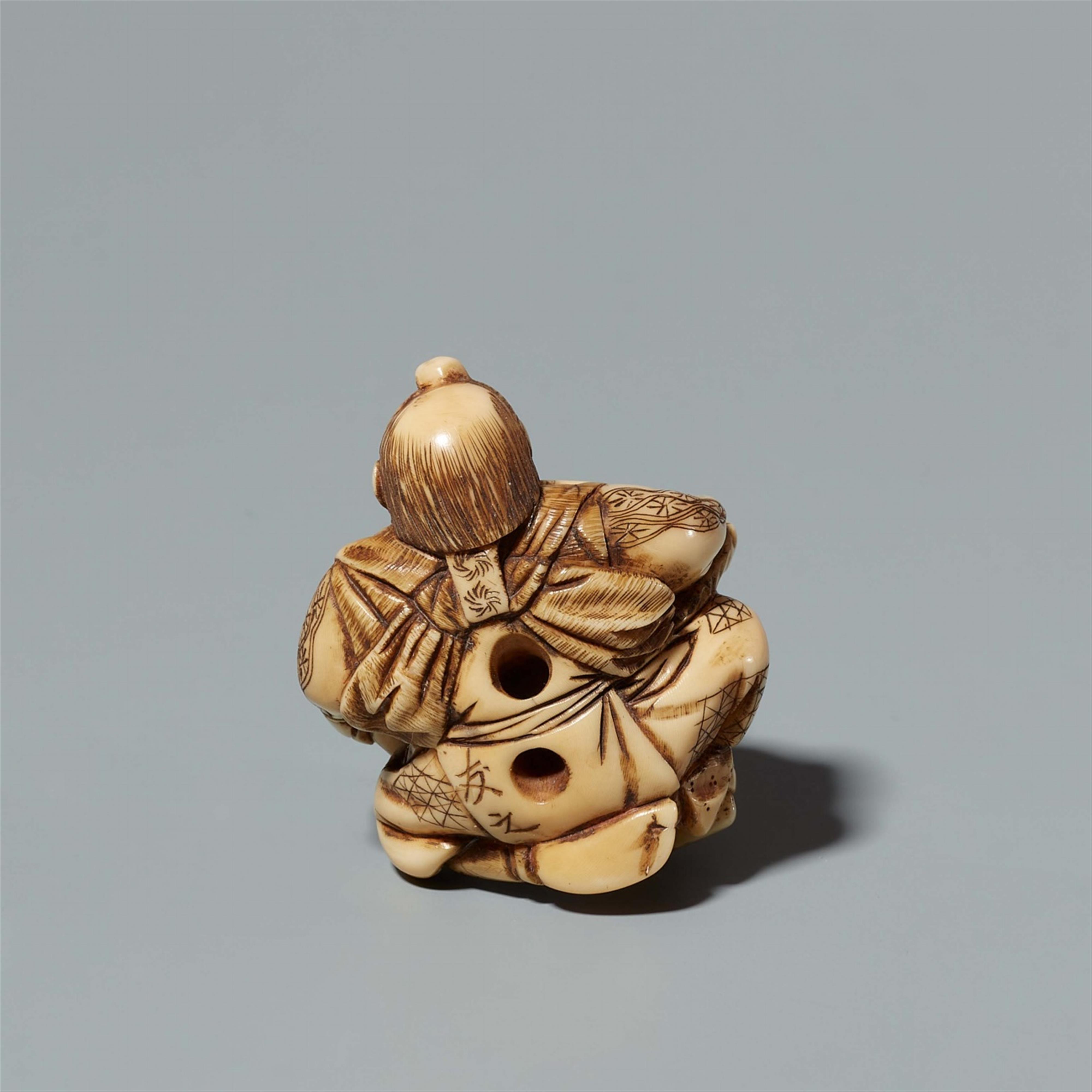 A marine ivory netsuke of a yamabushi with a sake bowl. Late 19th century - image-5