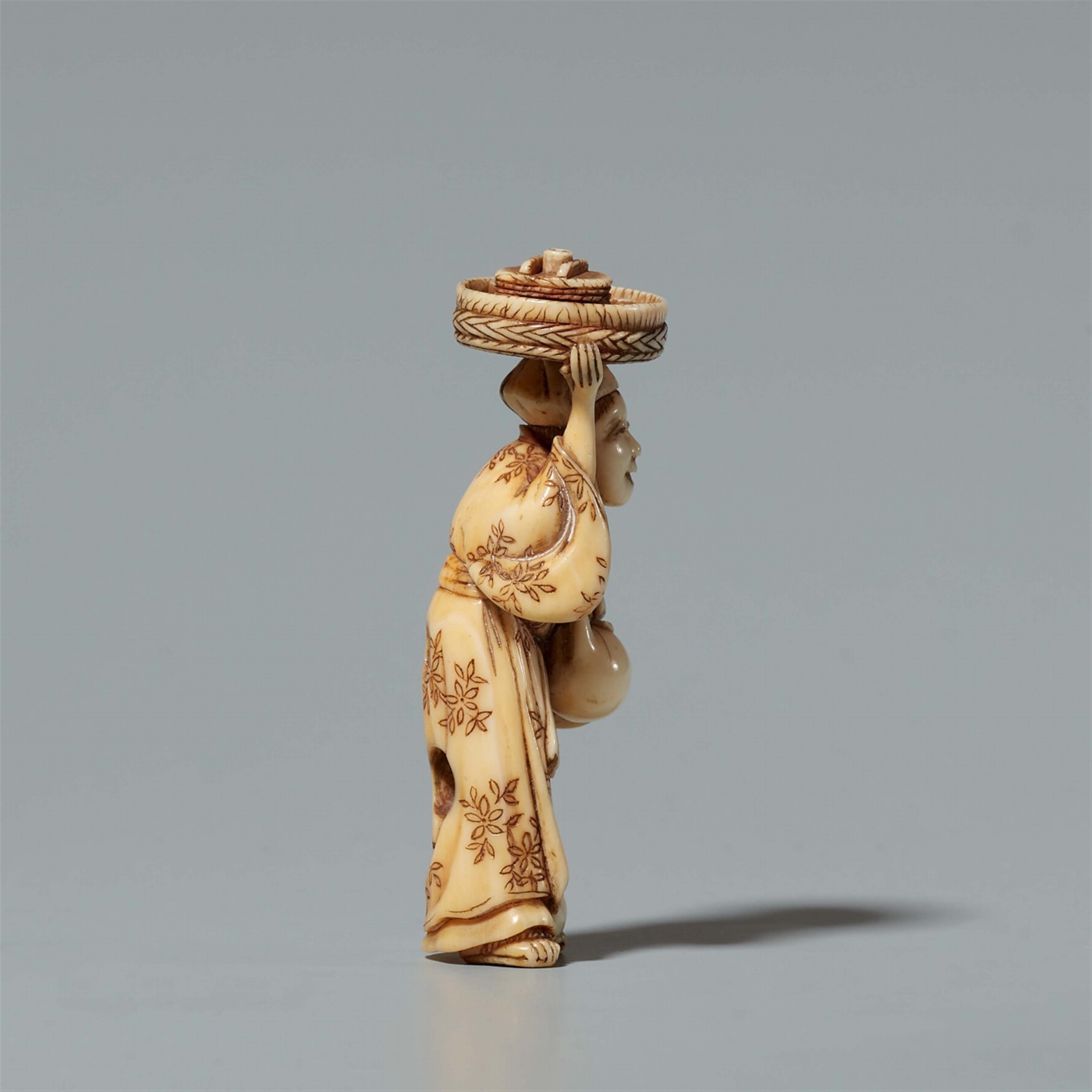 An ivory netsuke of an elderly servant. Mid-19th century - image-2