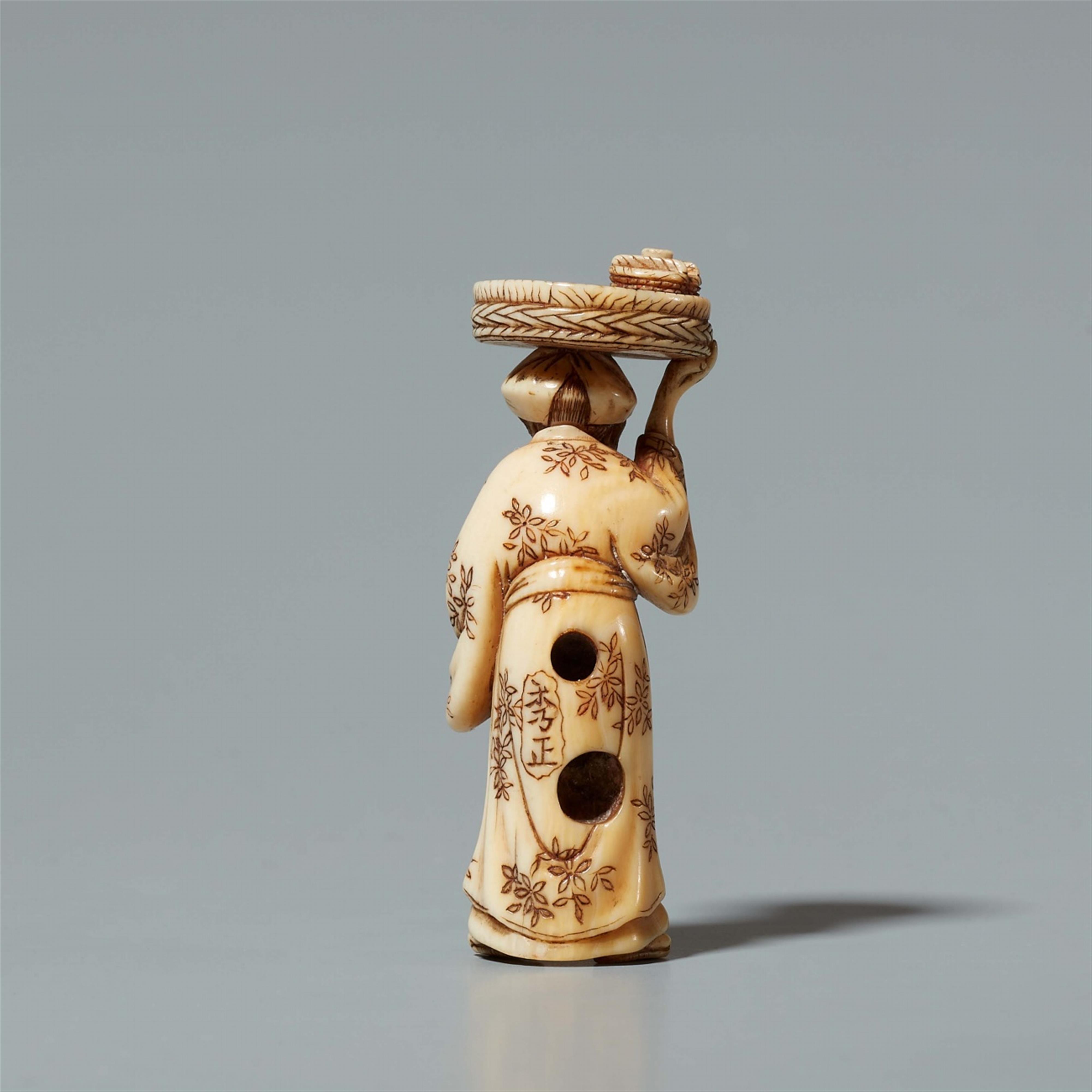 An ivory netsuke of an elderly servant. Mid-19th century - image-3