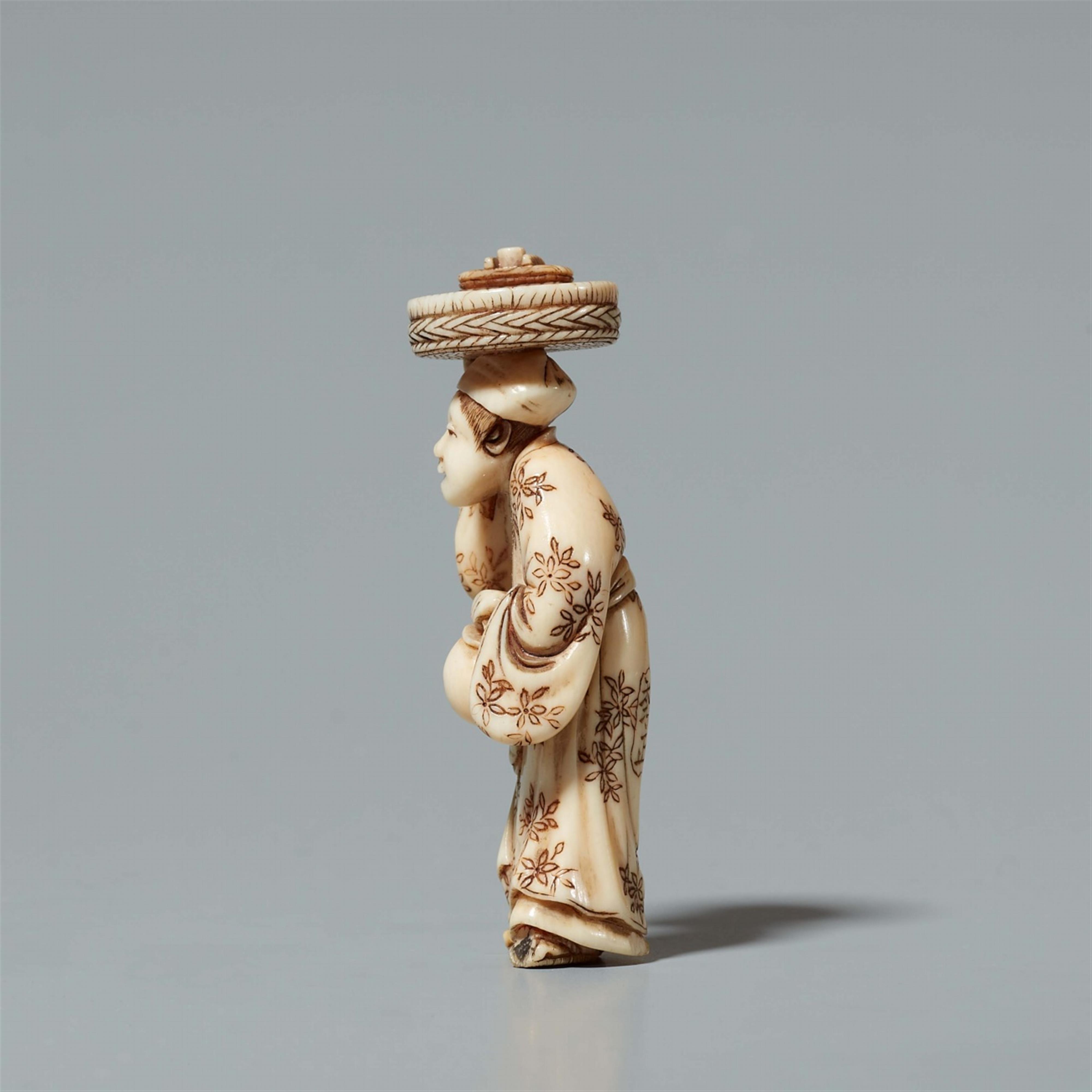 An ivory netsuke of an elderly servant. Mid-19th century - image-4