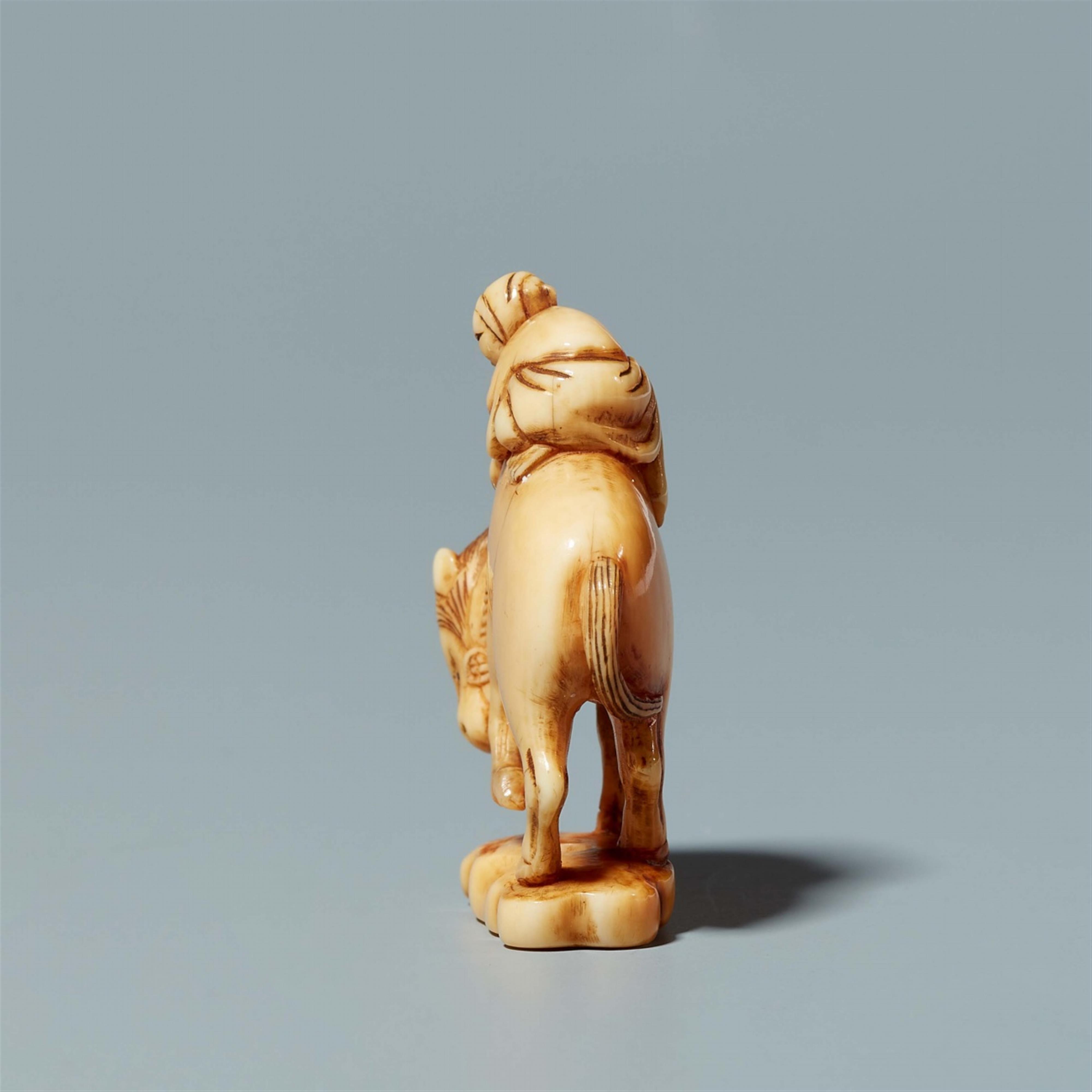 An ivory okimono netsuke of a servant on a horse. Second half 19th century - image-3