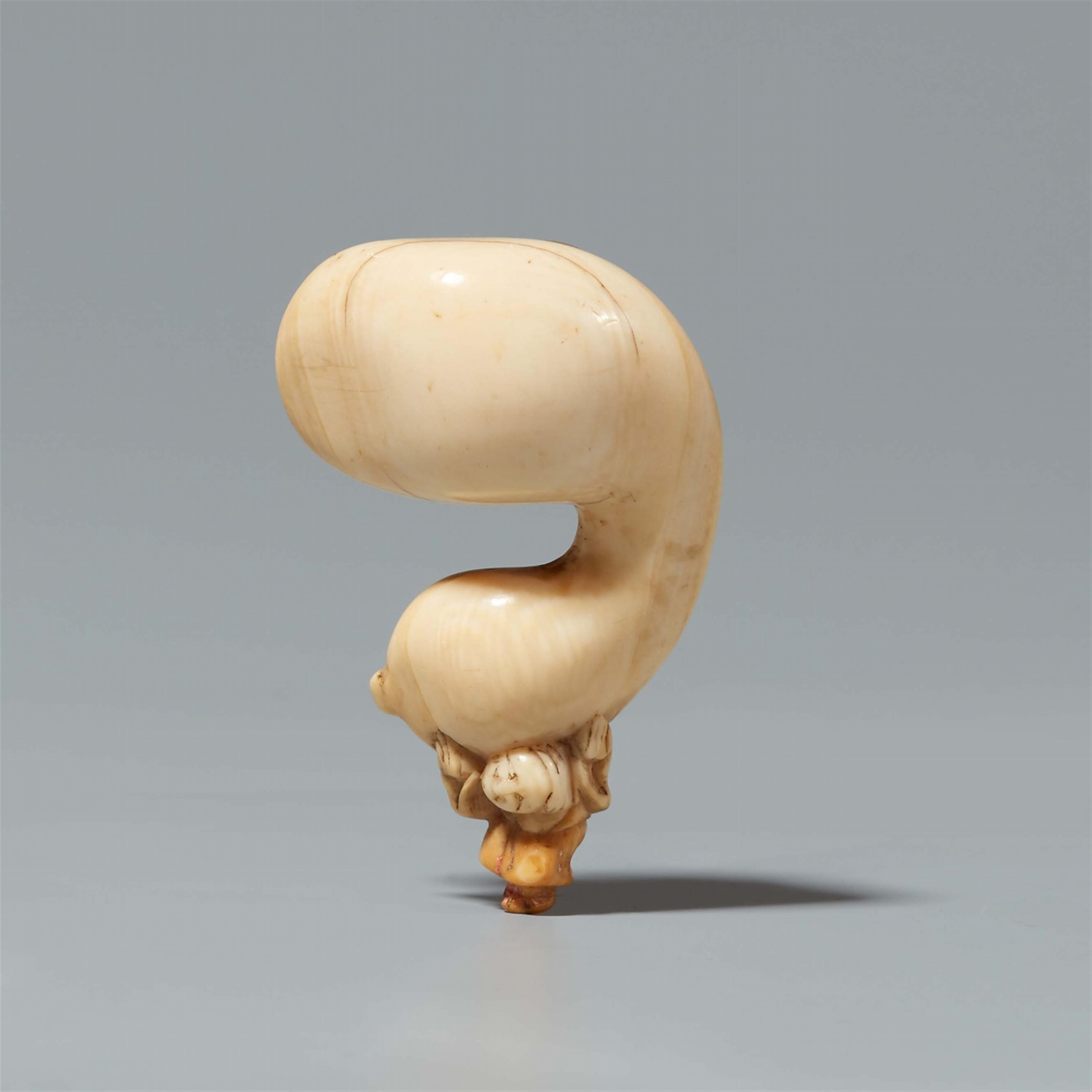 An ivory netsuke of a man with a calabash. Mid-19th century - image-1