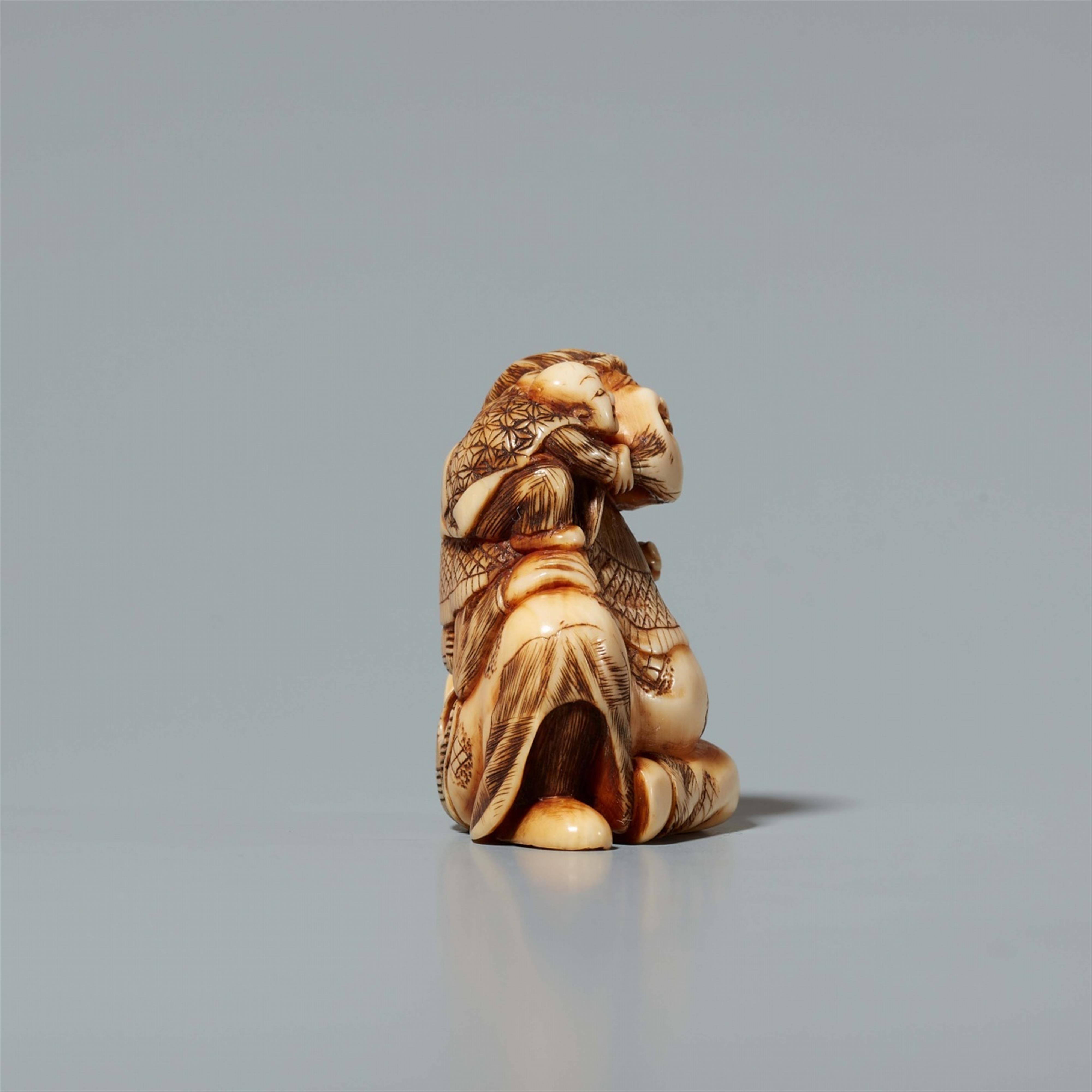 An ivory netsuke of a man with a child. Mid-19th century - image-2