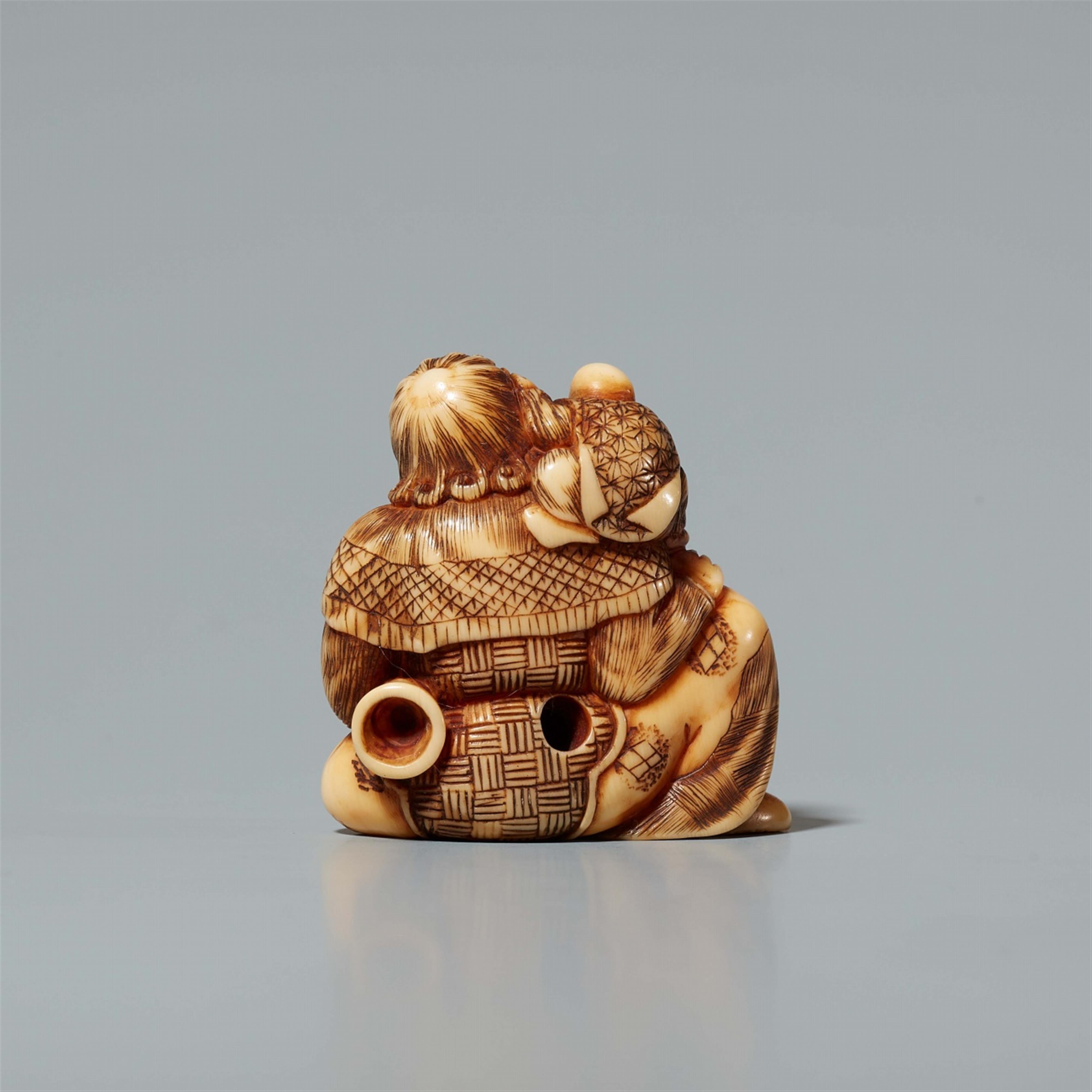 An ivory netsuke of a man with a child. Mid-19th century - image-3