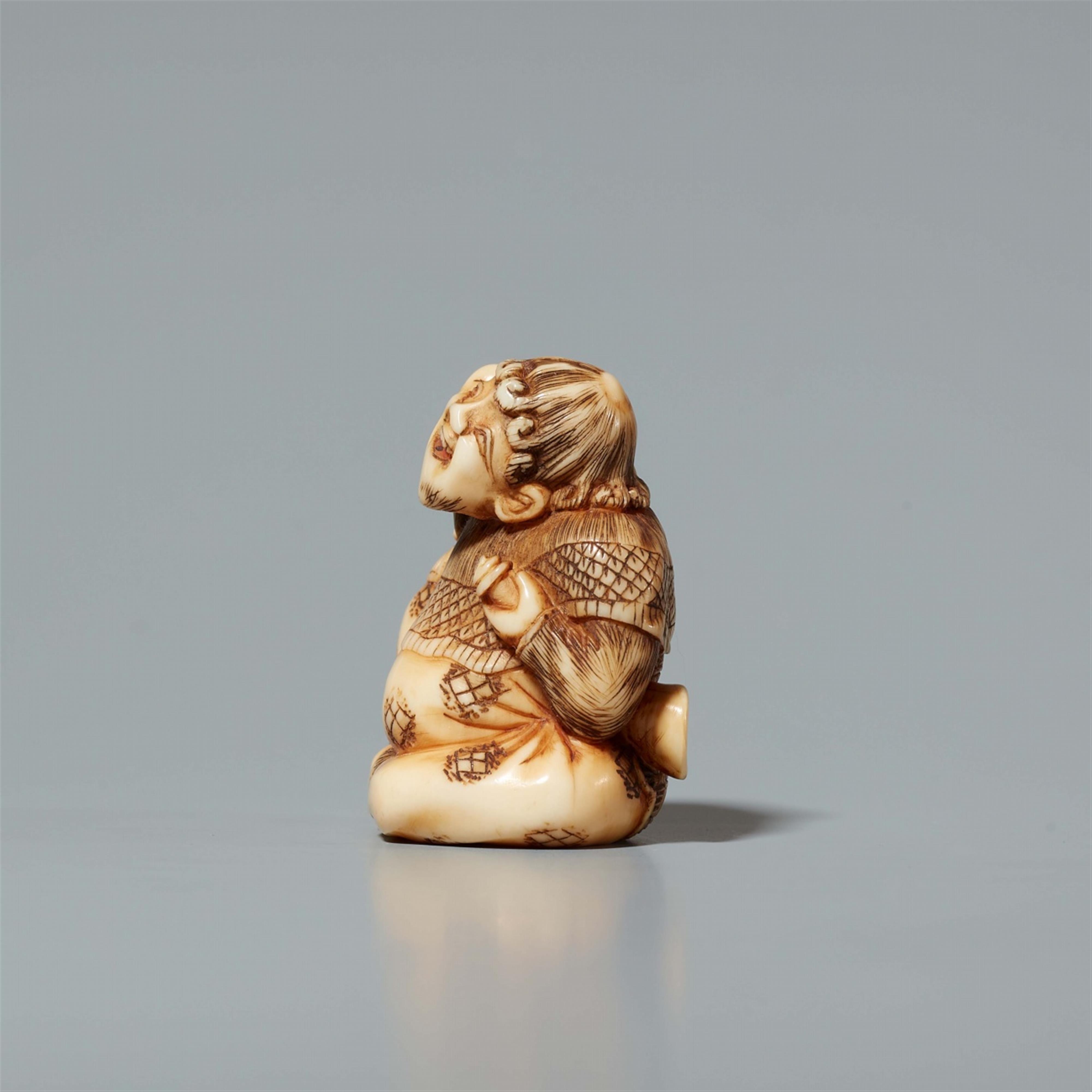 An ivory netsuke of a man with a child. Mid-19th century - image-4