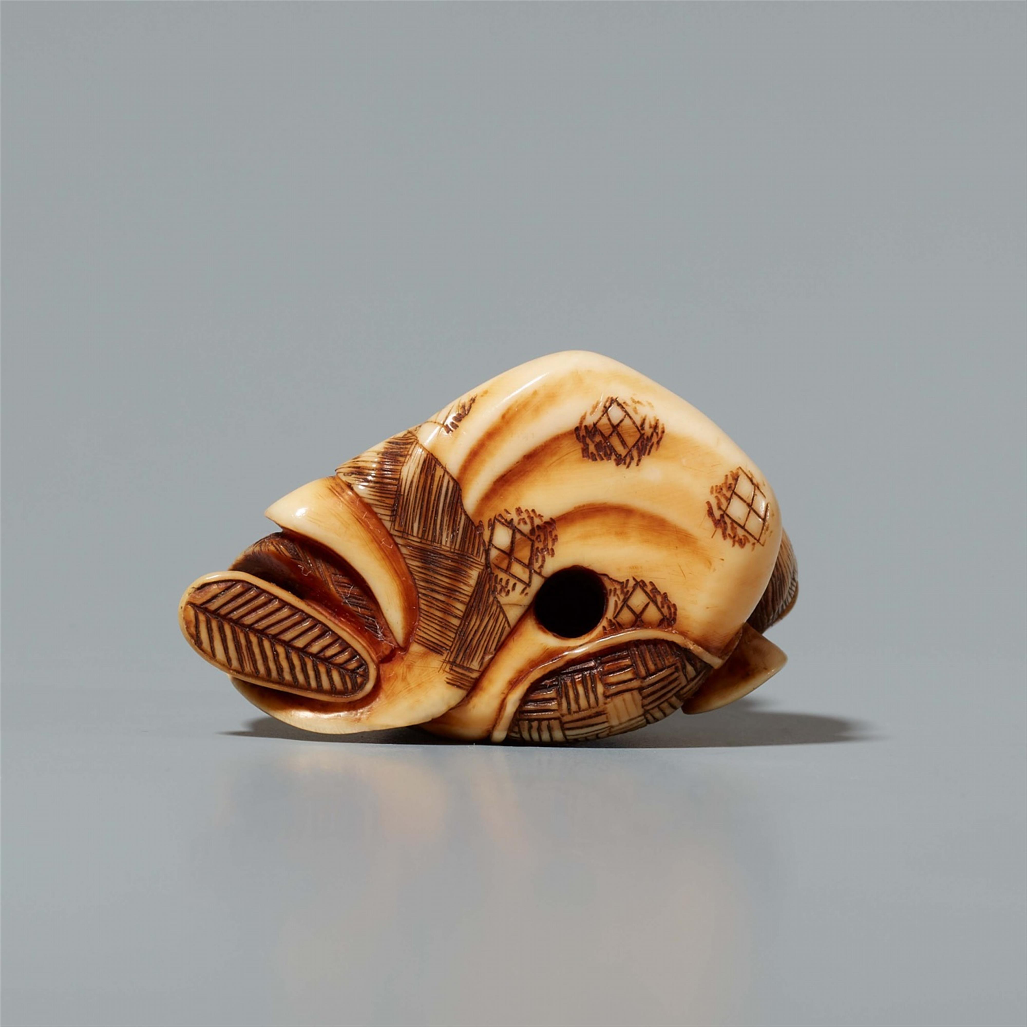 An ivory netsuke of a man with a child. Mid-19th century - image-5