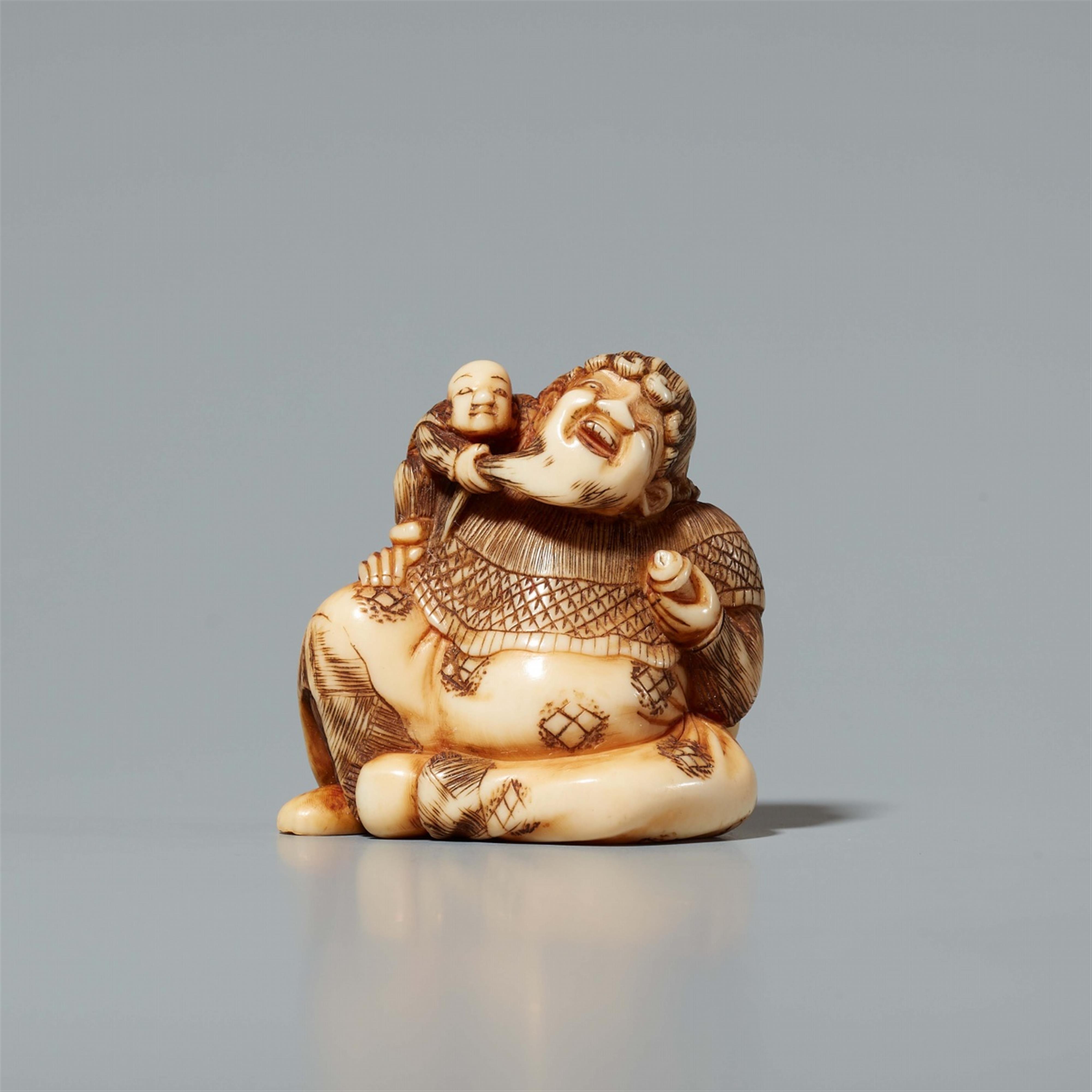 An ivory netsuke of a man with a child. Mid-19th century - image-1