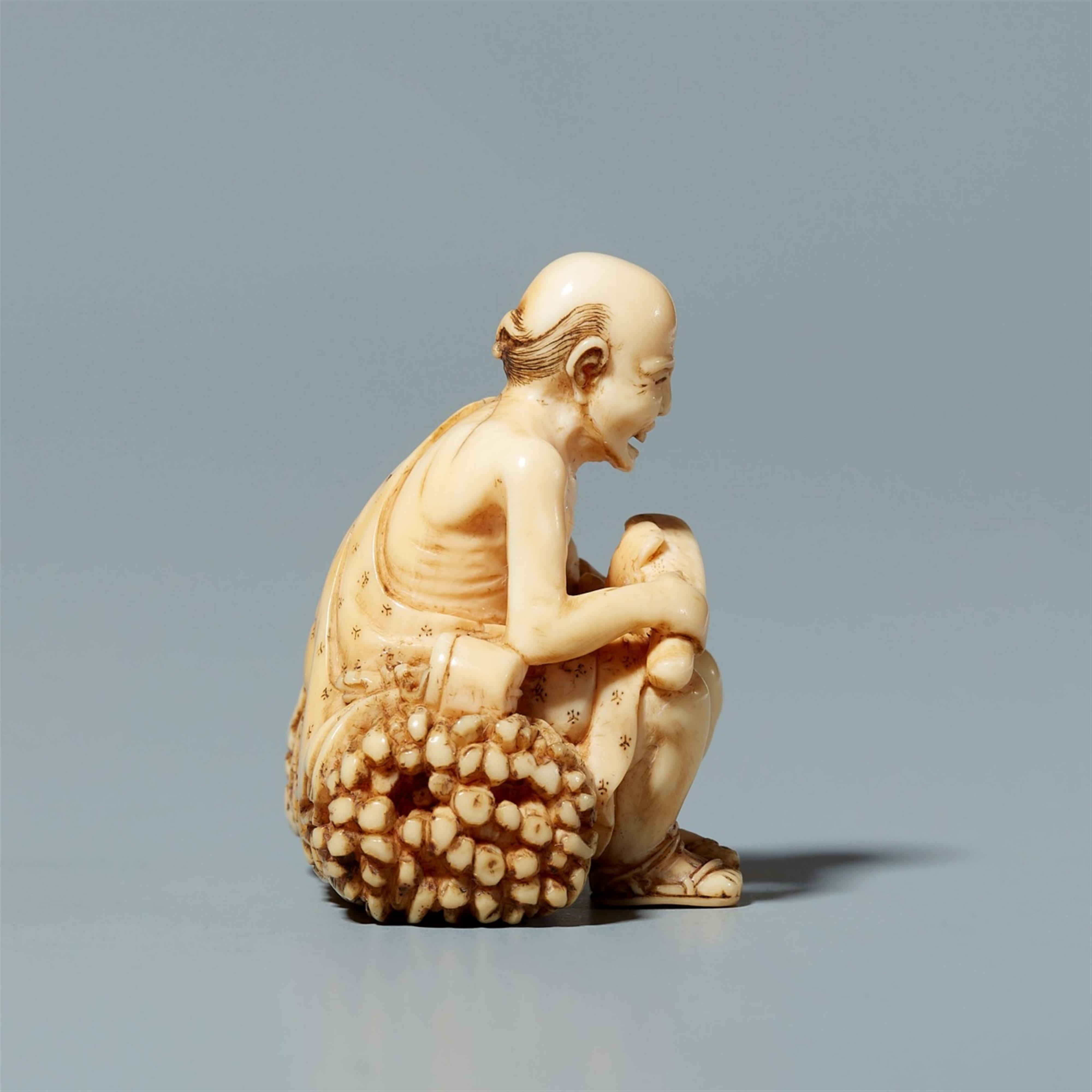 An ivory netsuke of a farmer seated on a bundle, by Ikkosai. Second half 19th century - image-2